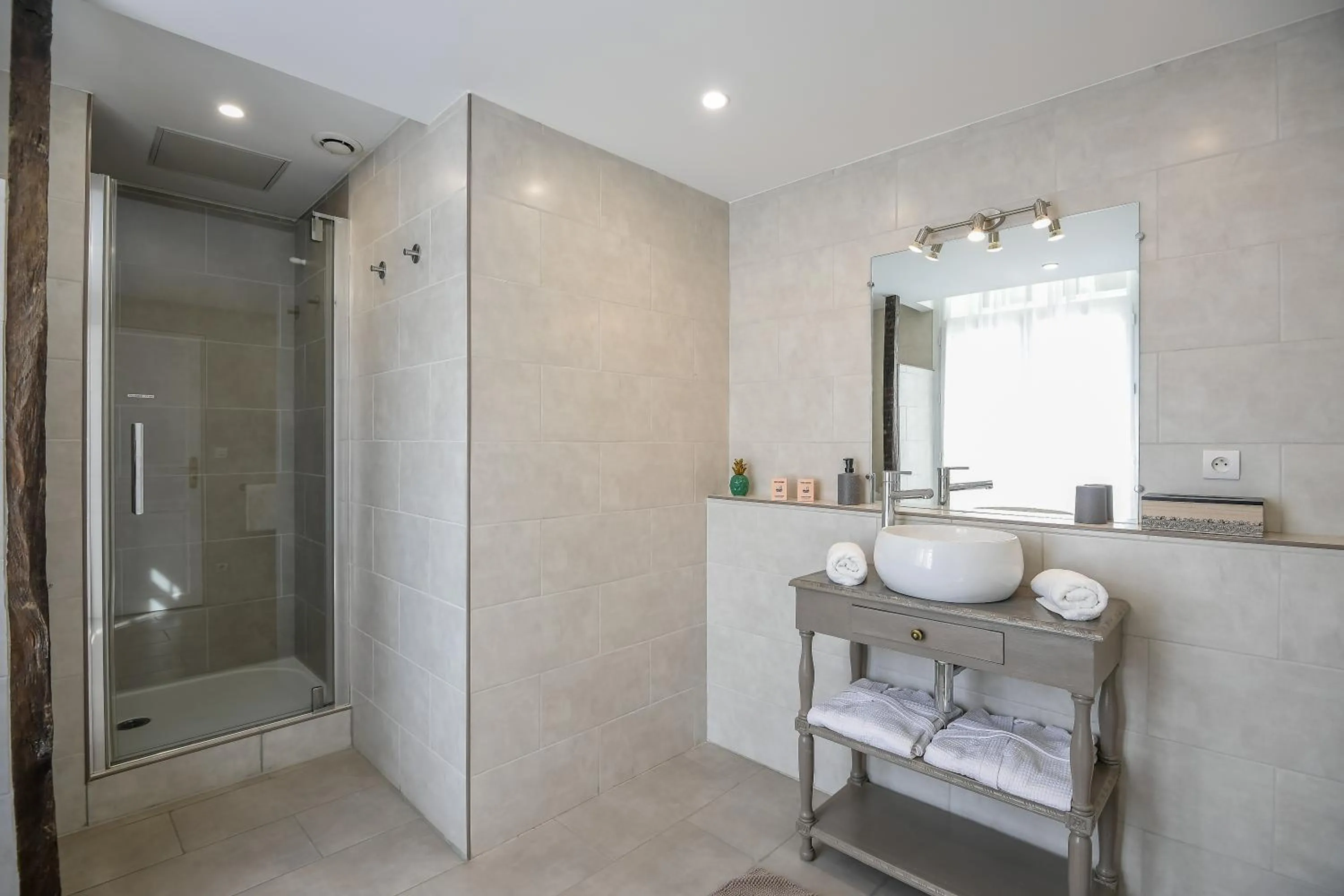 Bathroom in Le Relais du Beffroi & SPA