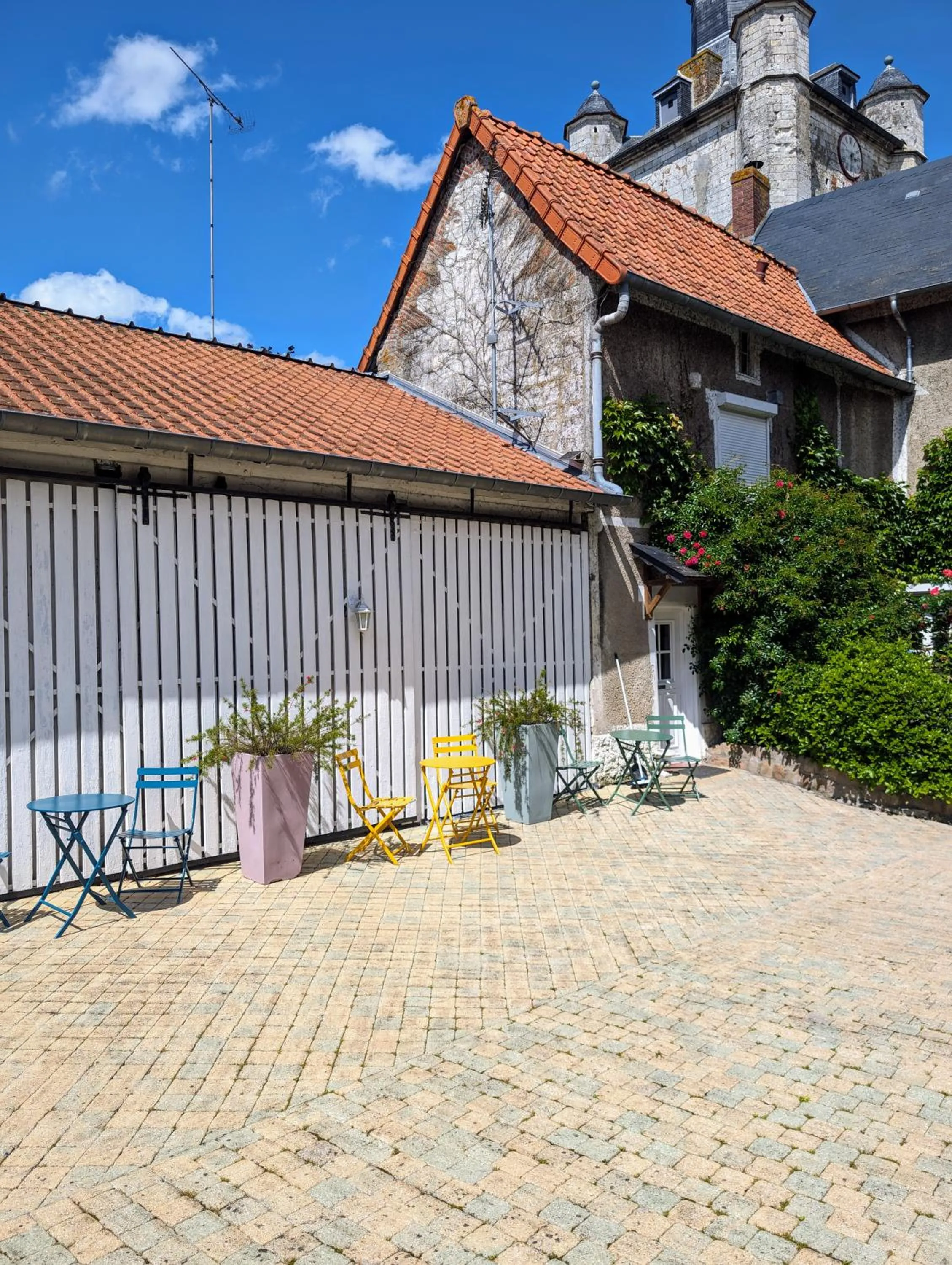 Inner courtyard view in Le Relais du Beffroi & SPA