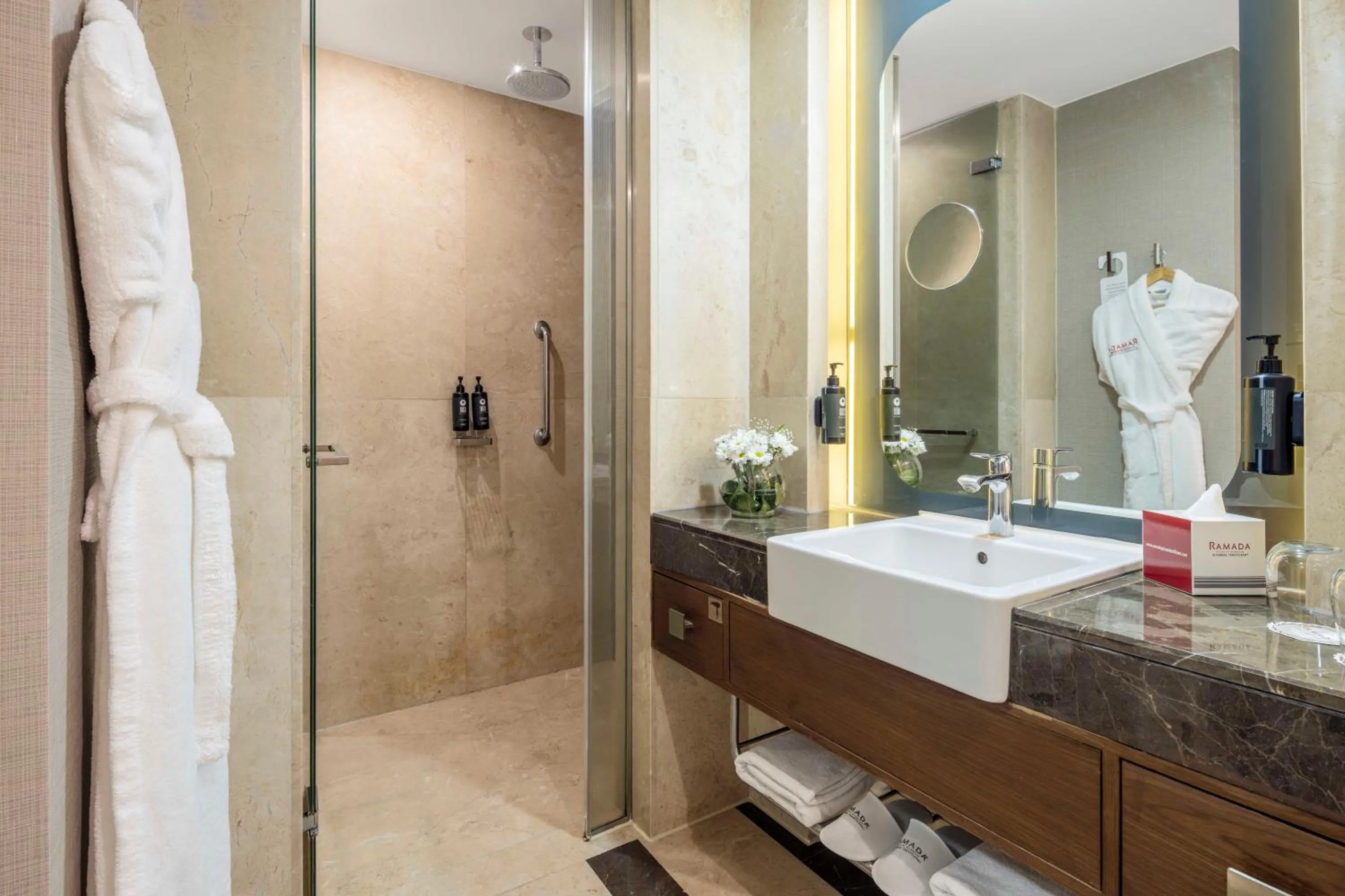 Shower in Ramada Plaza By Wyndham Istanbul Tekstilkent