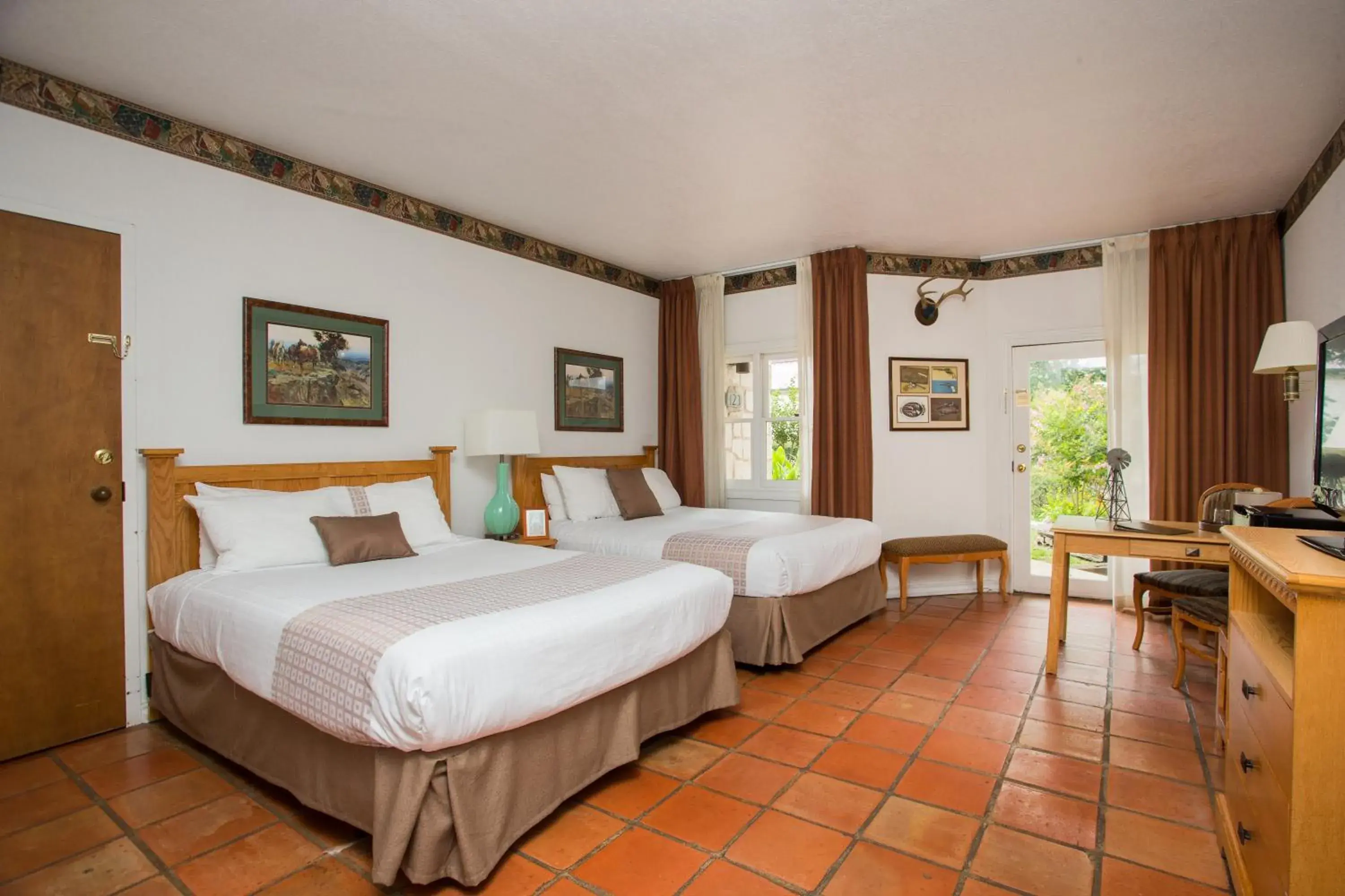 TV and multimedia, Bed in Y O Ranch Hotel and Conference Center TV and multimedia, Bed in Y O Ranch Hotel and Conference Center