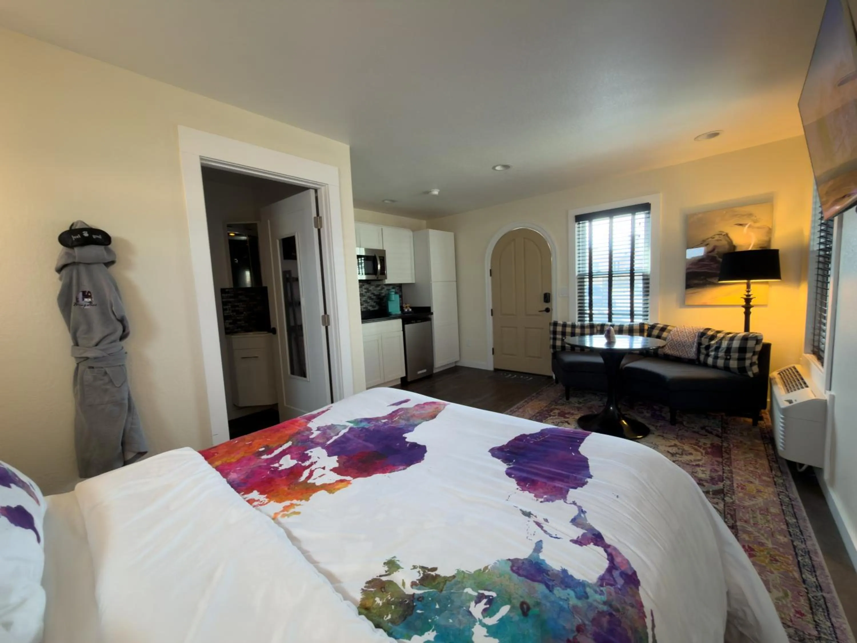 Photo of the whole room, Bed in EO Bungalows, Black Hills