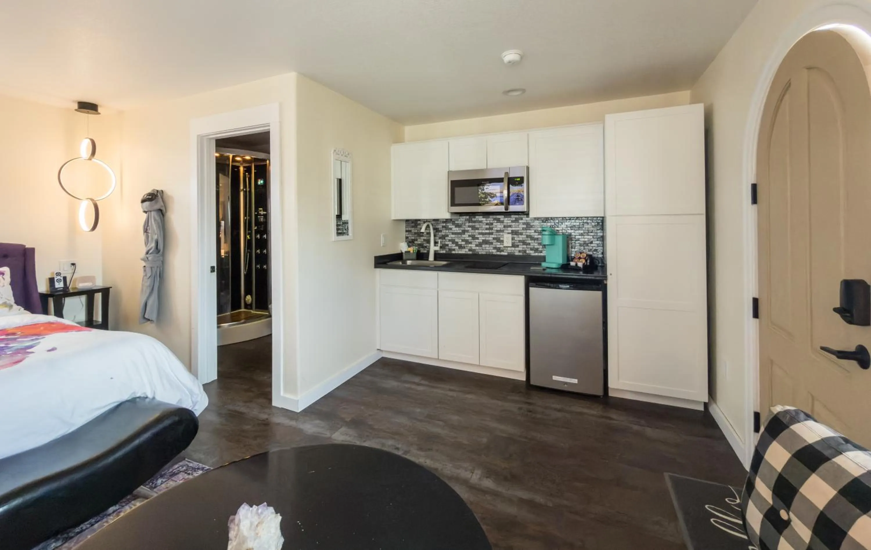 Kitchen or kitchenette, Bed in EO Bungalows, Black Hills