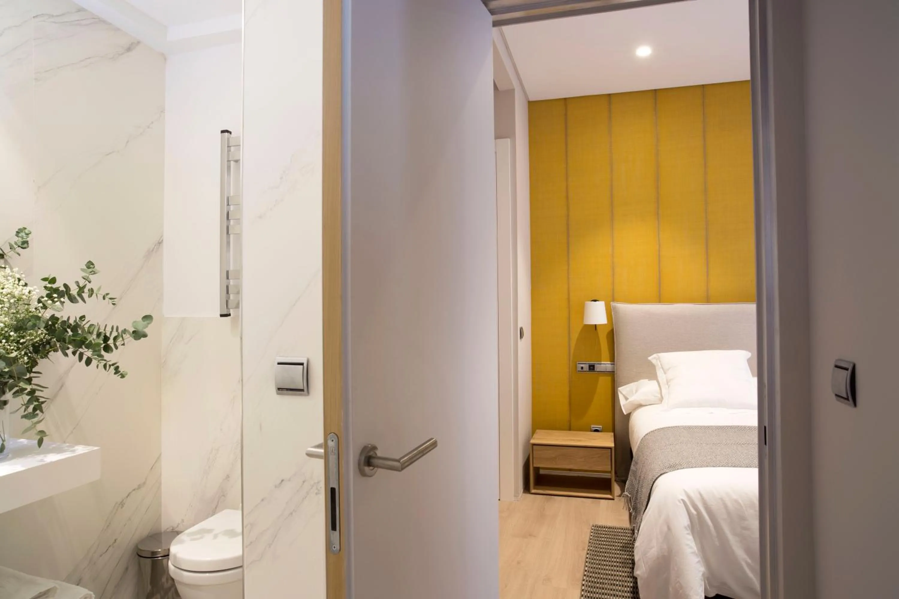 Bathroom, Bed in U-Sense Granada Catedral