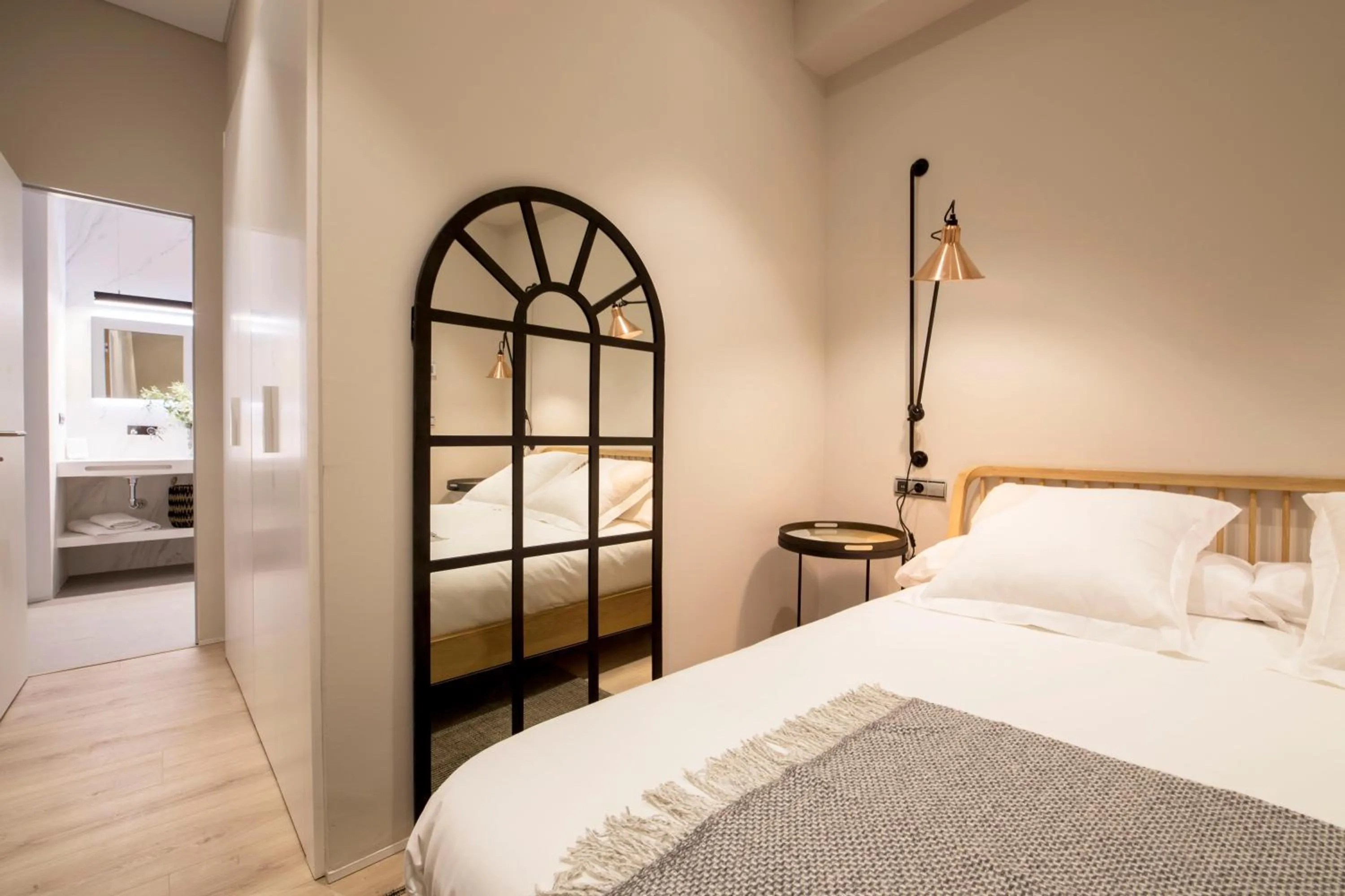 Photo of the whole room, Bed in U-Sense Granada Catedral