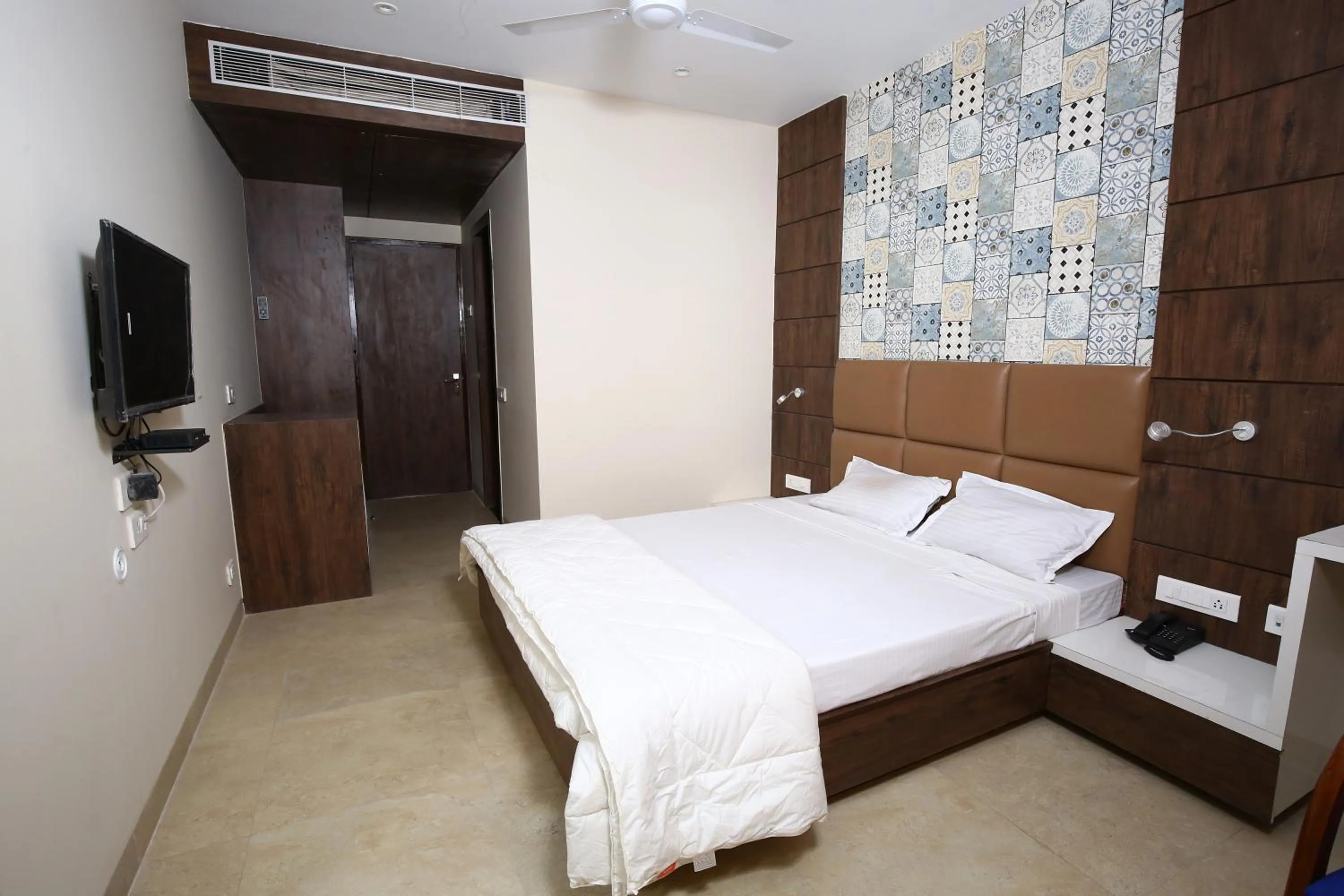 Bathroom, Bed in Hotel Manbhavan