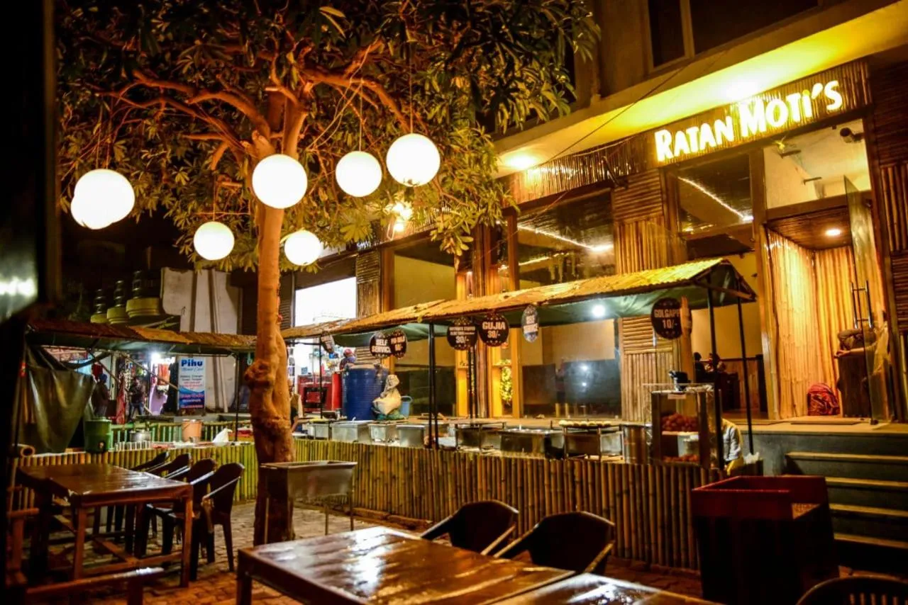 Restaurant/places to eat in Hotel Manbhavan
