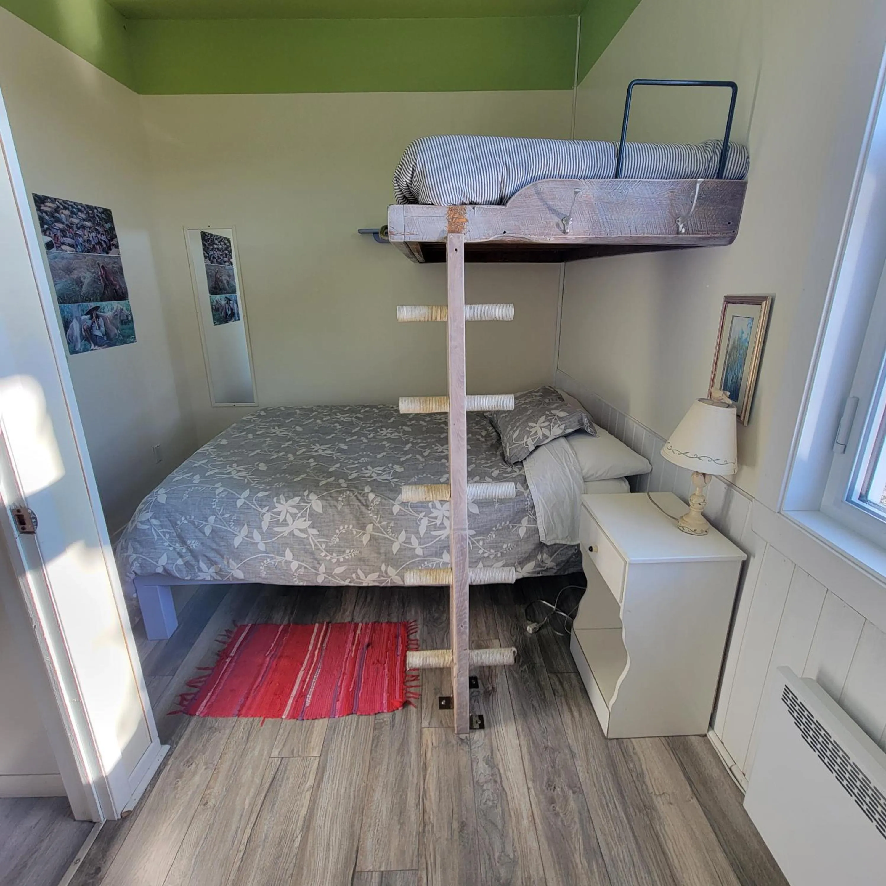 Queen Room with Single Bunk Bed in Auberge Internationale Le Tangon