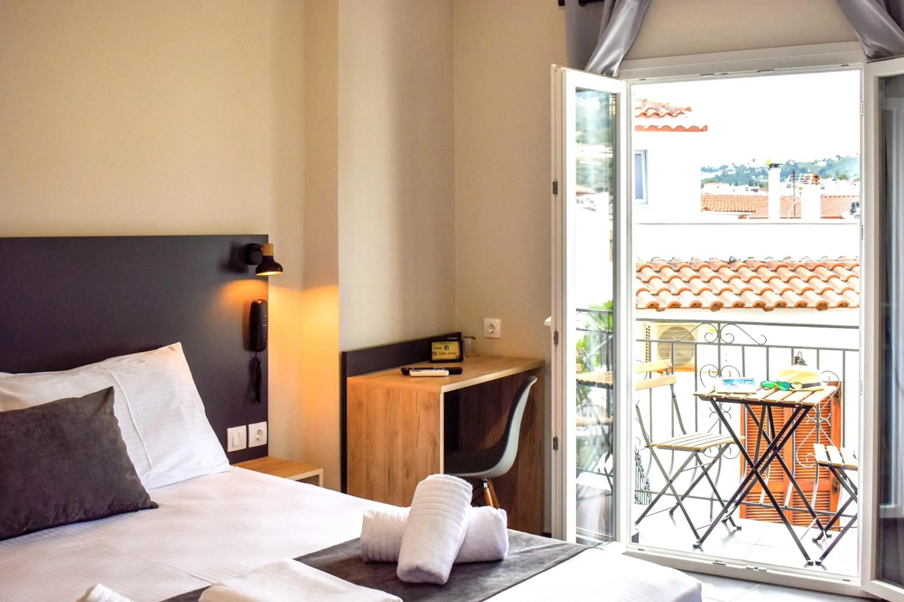 Photo of the whole room, Bed in Entelia