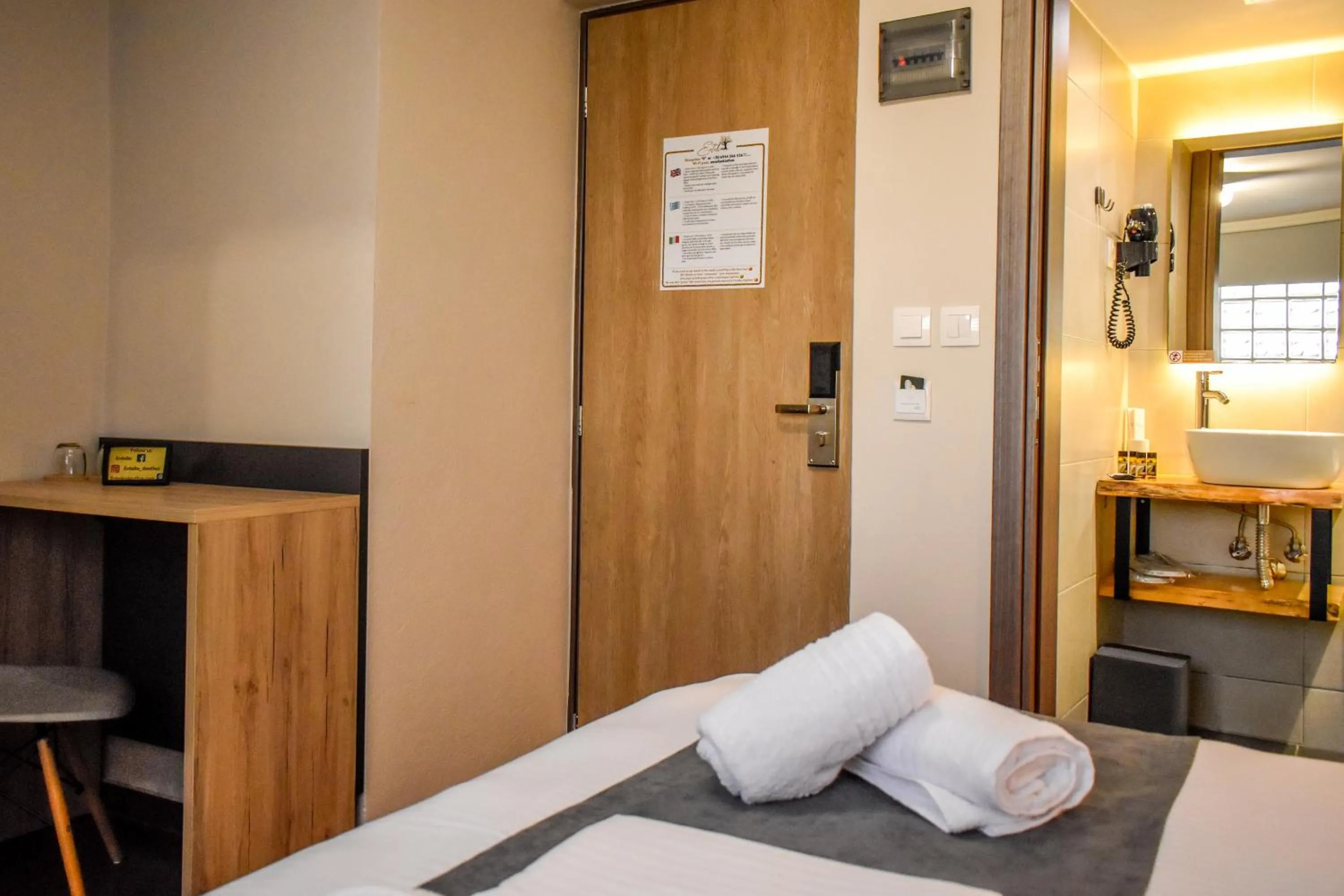 Bathroom, Bed in Entelia