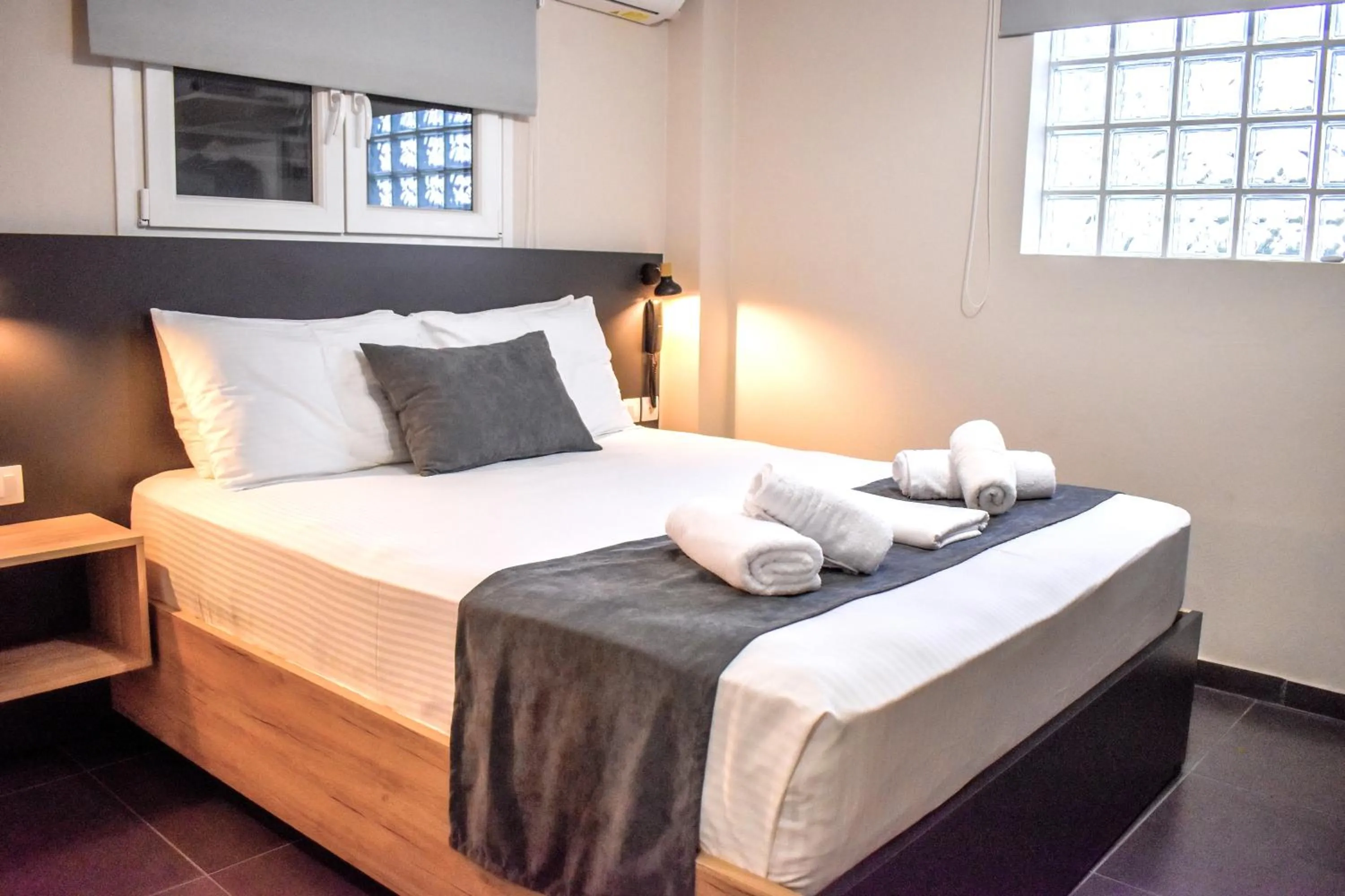 Photo of the whole room, Bed in Entelia