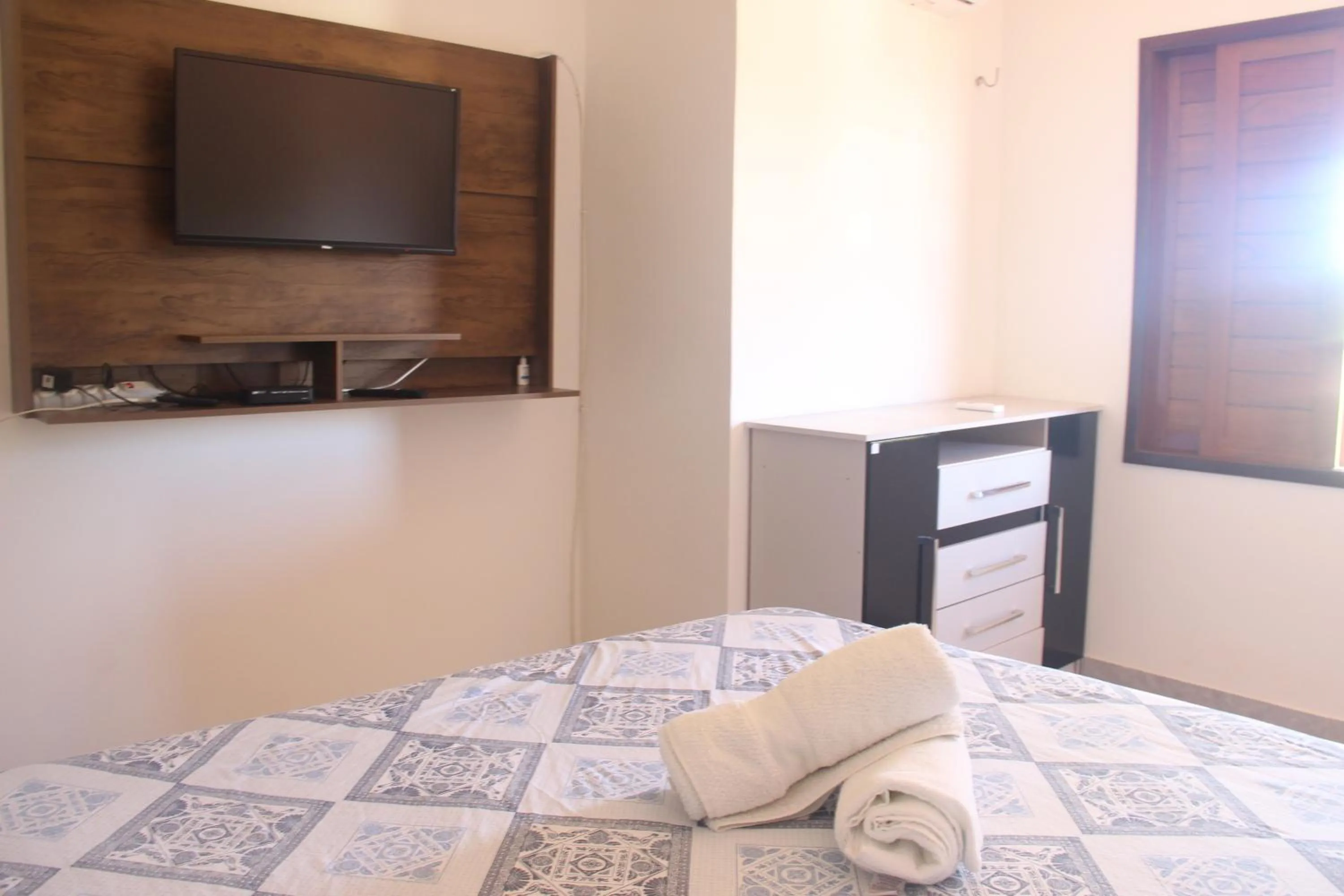 Communal lounge/ TV room, Bed in Flat's Portal do Sol-SMG