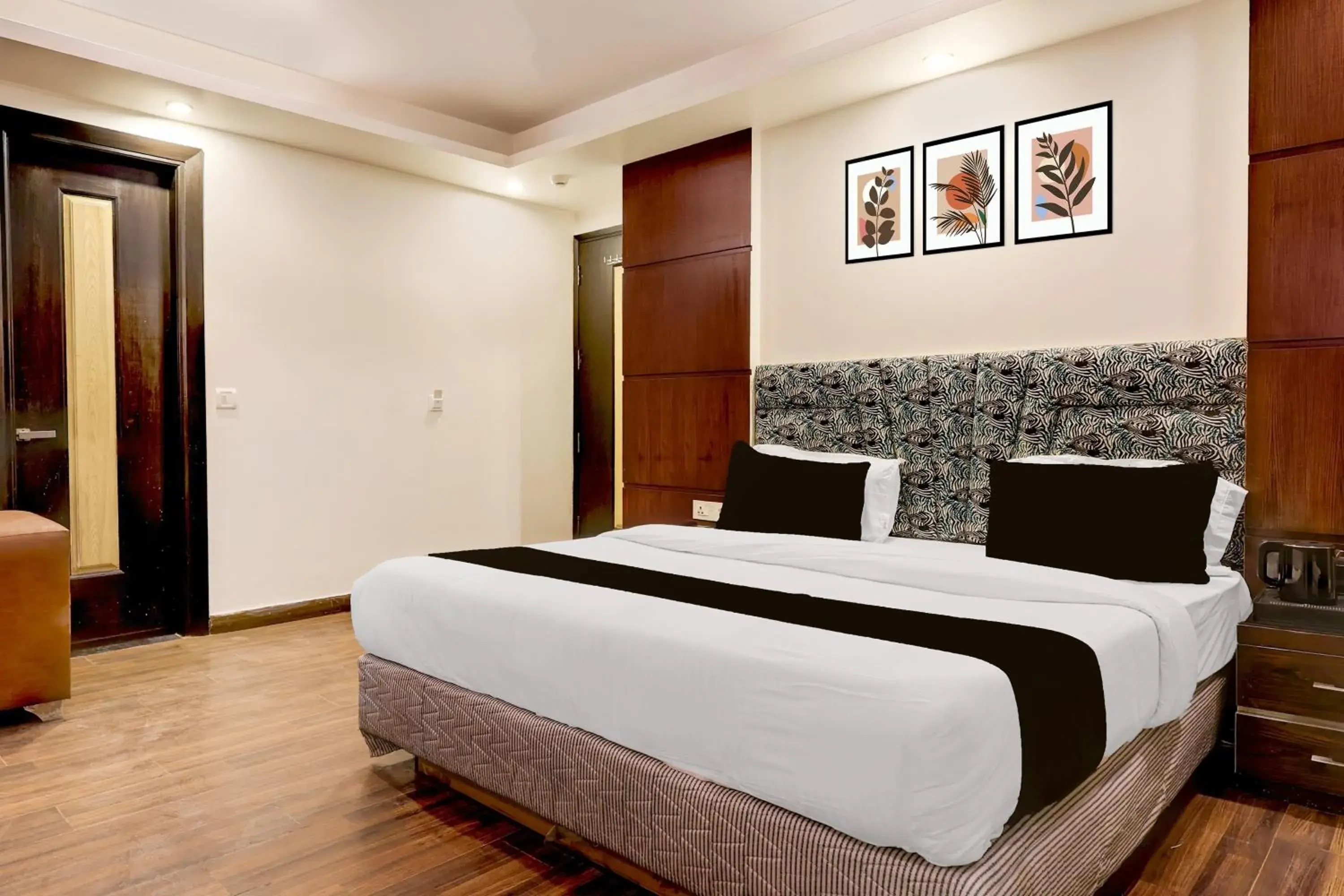 Bedroom, Bed in Super Townhouse Oak New Delhi Central Railway Junction Formerly Uppal International Bedroom, Bed in Super Townhouse Oak New Delhi Central Railway Junction Formerly Uppal International
