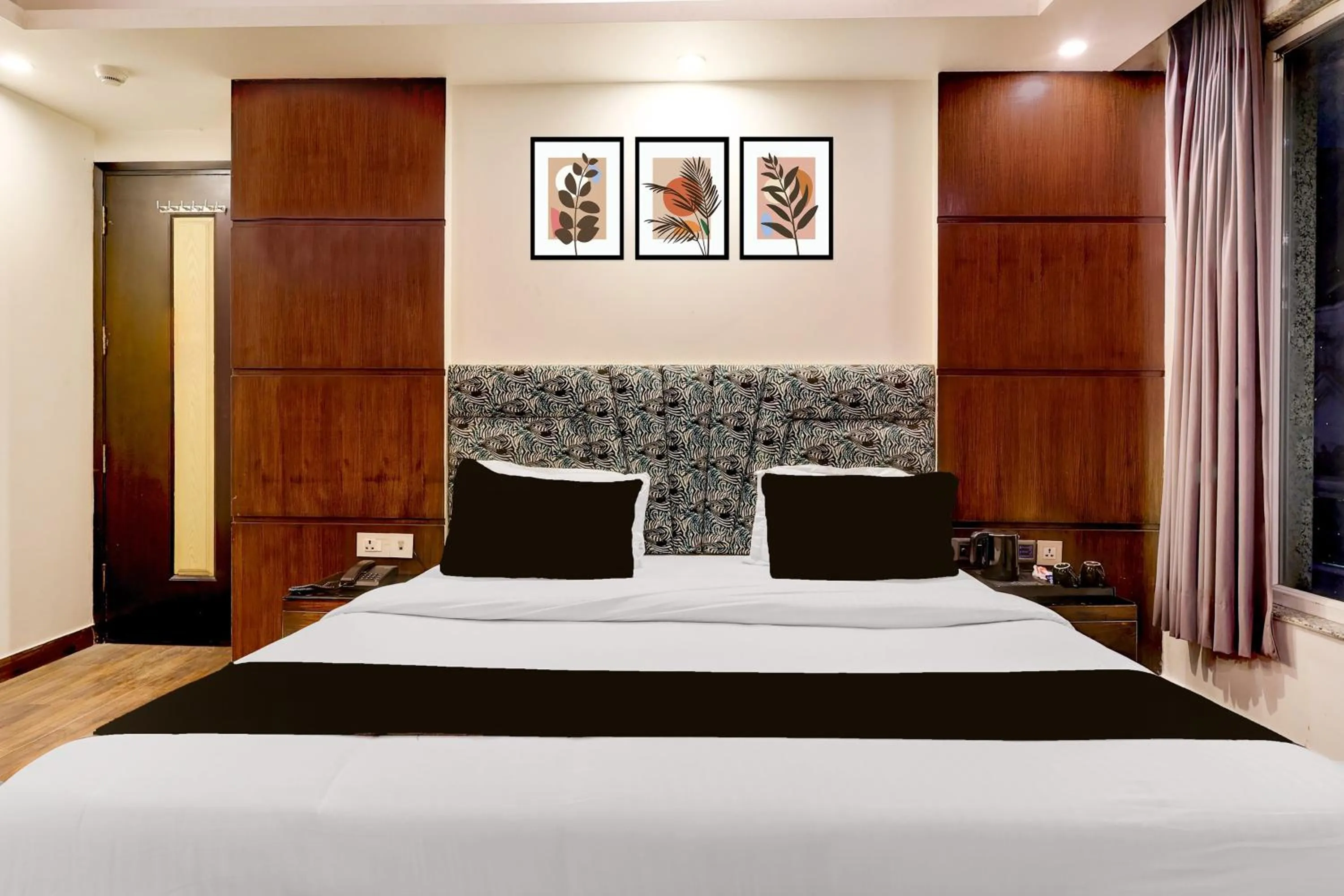 Bedroom, Bed in Super Townhouse Oak New Delhi Central Railway Junction Formerly Uppal International