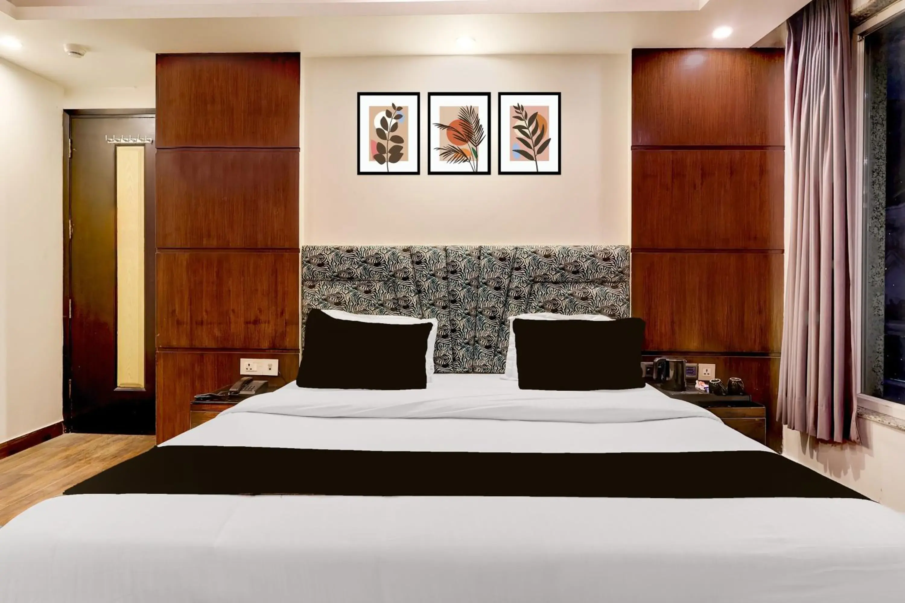 Bedroom, Bed in Super Townhouse Oak New Delhi Central Railway Junction Formerly Uppal International Bedroom, Bed in Super Townhouse Oak New Delhi Central Railway Junction Formerly Uppal International