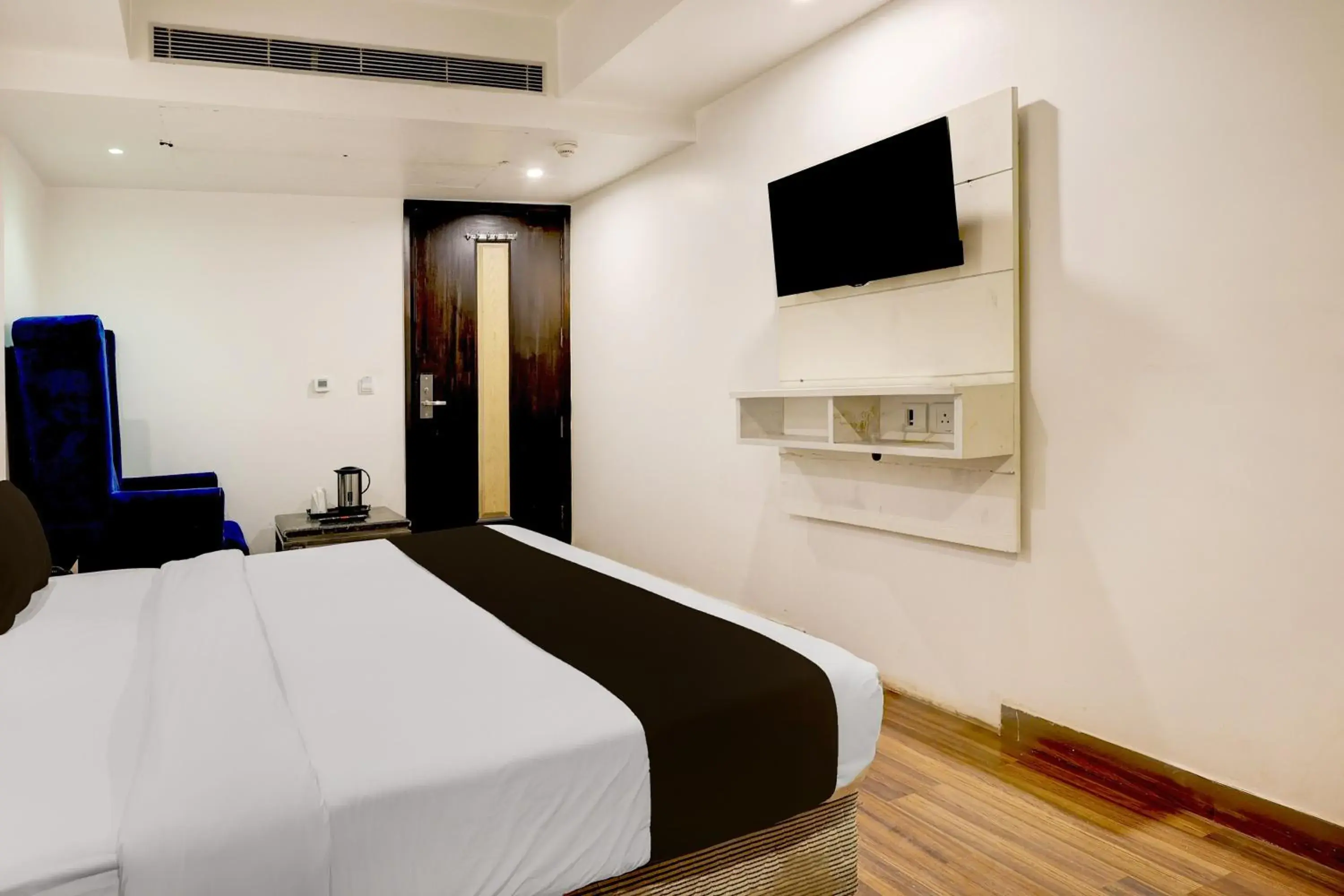 Bedroom, Bed in Super Townhouse Oak New Delhi Central Railway Junction Formerly Uppal International Bedroom, Bed in Super Townhouse Oak New Delhi Central Railway Junction Formerly Uppal International
