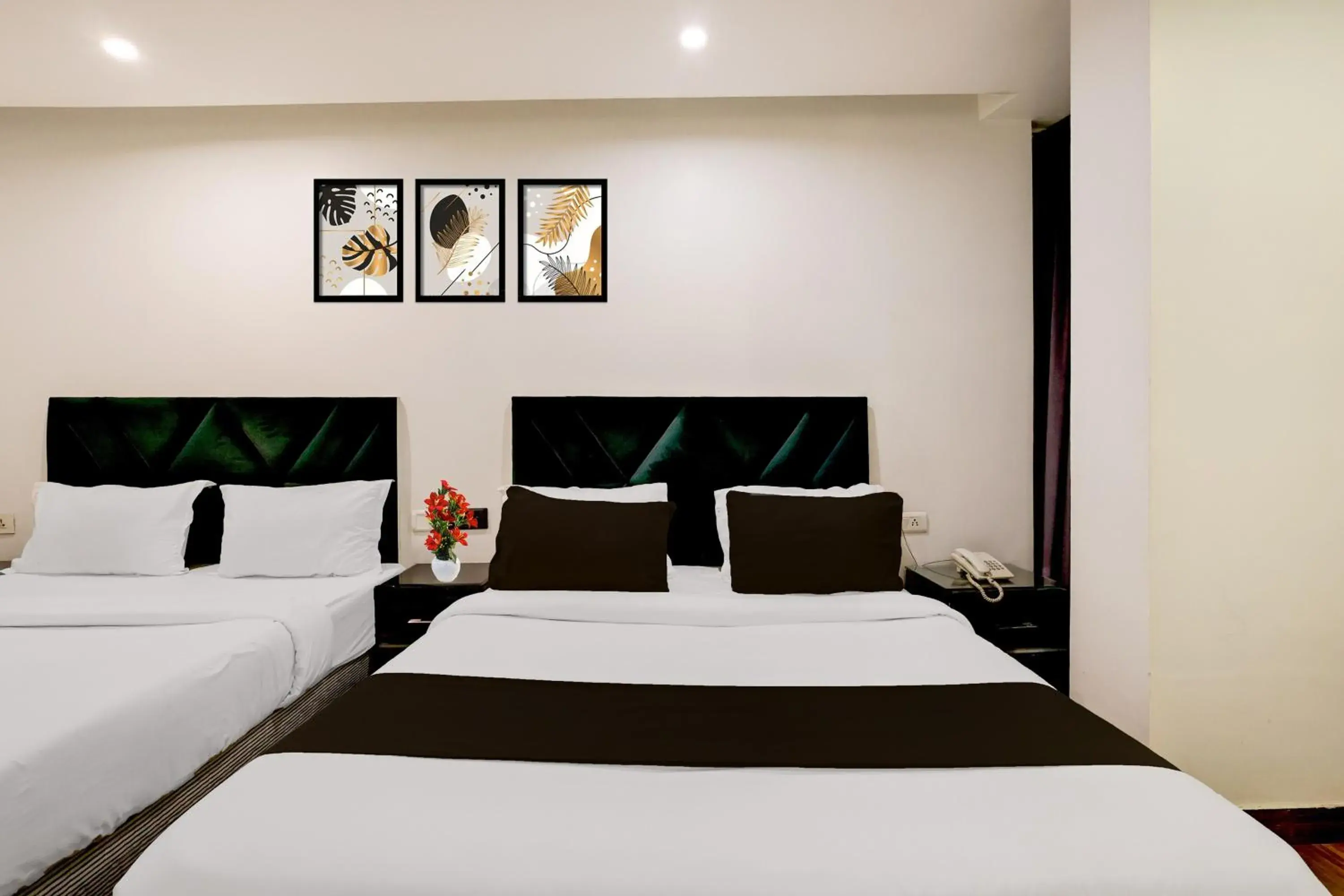 Bedroom, Bed in Super Townhouse Oak New Delhi Central Railway Junction Formerly Uppal International Bedroom, Bed in Super Townhouse Oak New Delhi Central Railway Junction Formerly Uppal International