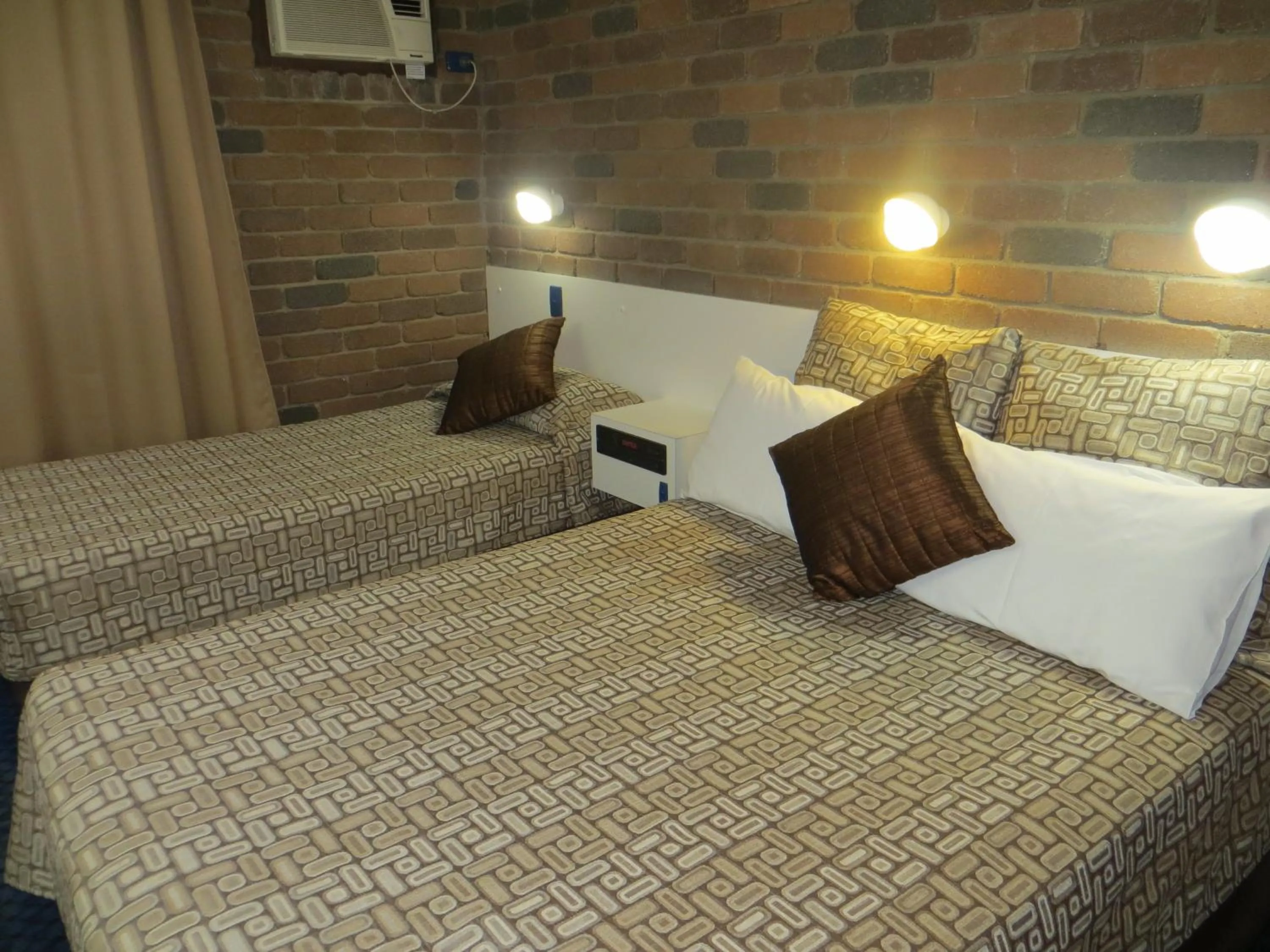 Bedroom, Bed in Cattleman's Rest Motor Inn