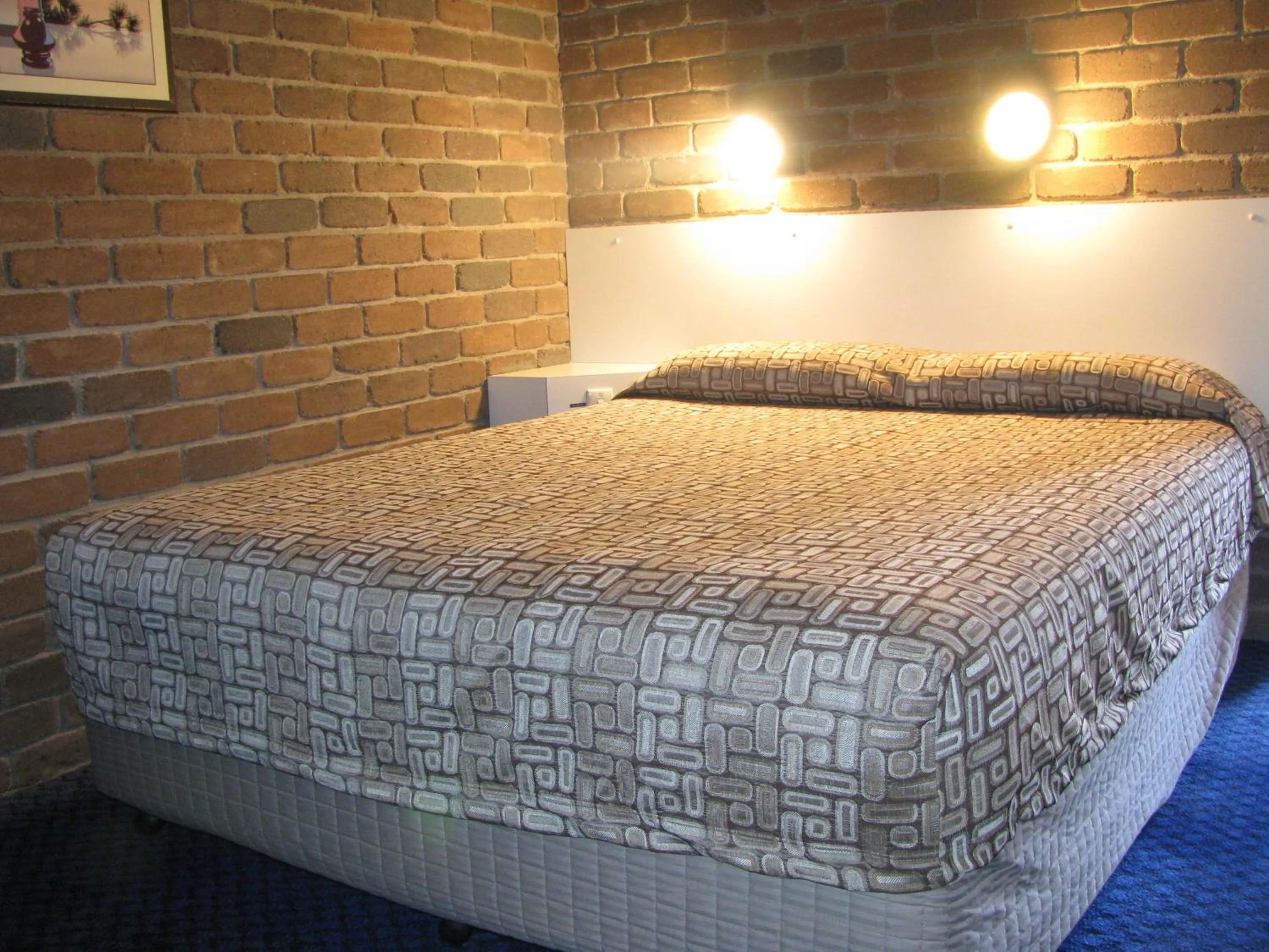 Bed in Cattleman's Rest Motor Inn