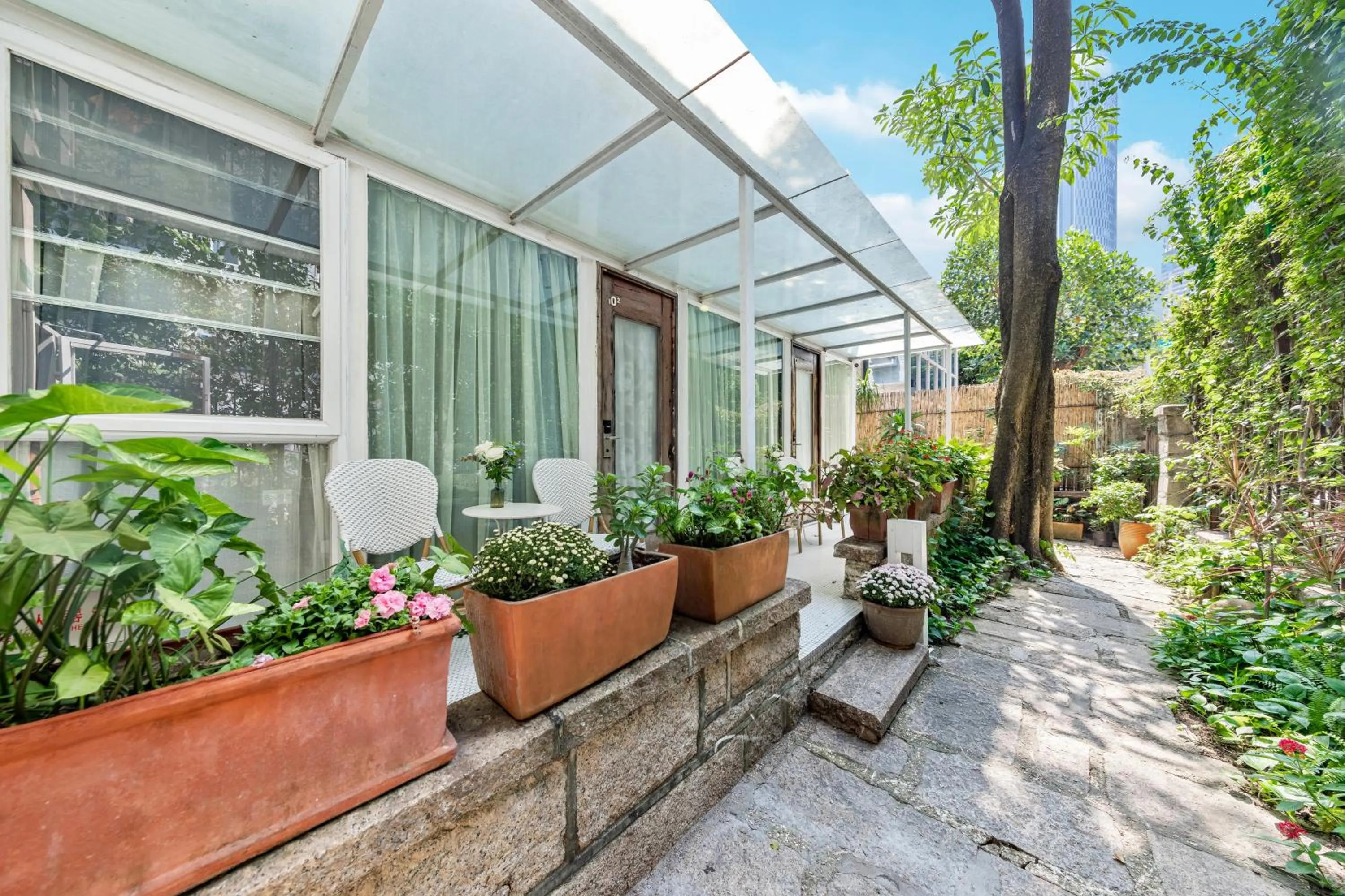 Day in 6號花園別墅酒店 Shenzhen No'6 Garden Villa --French Window with garden view,Close to Sea World &Shekou Ferry Port &K11 Ecoast &Subway Nearby ,Offer Western food and coffee &English speaking with tour services