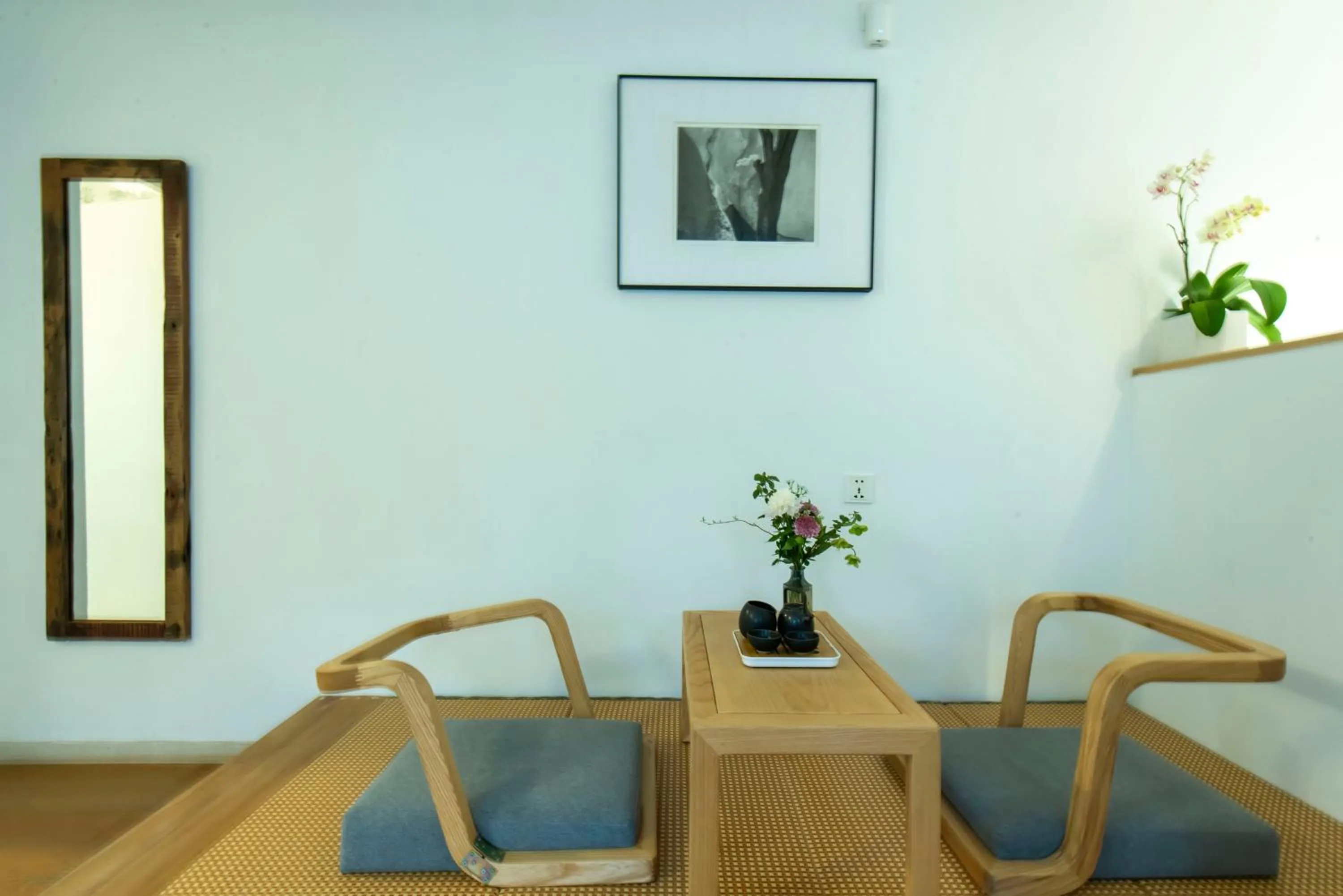 Seating area in 6號花園別墅酒店 Shenzhen No'6 Garden Villa --French Window with garden view,Close to Sea World &Shekou Ferry Port &K11 Ecoast &Subway Nearby ,Offer Western food and coffee &English speaking with tour services