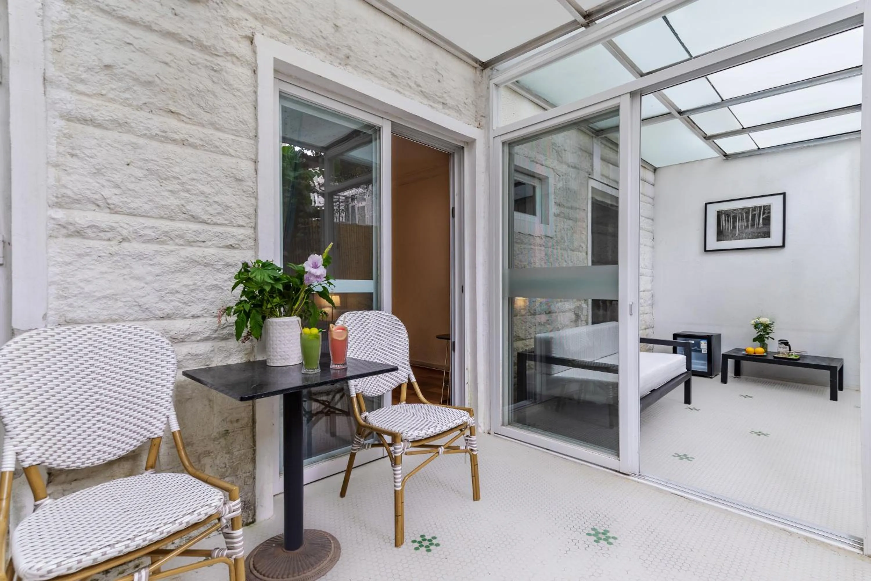 Balcony/Terrace in 6號花園別墅酒店 Shenzhen No'6 Garden Villa --French Window with garden view,Close to Sea World &Shekou Ferry Port &K11 Ecoast &Subway Nearby ,Offer Western food and coffee &English speaking with tour services