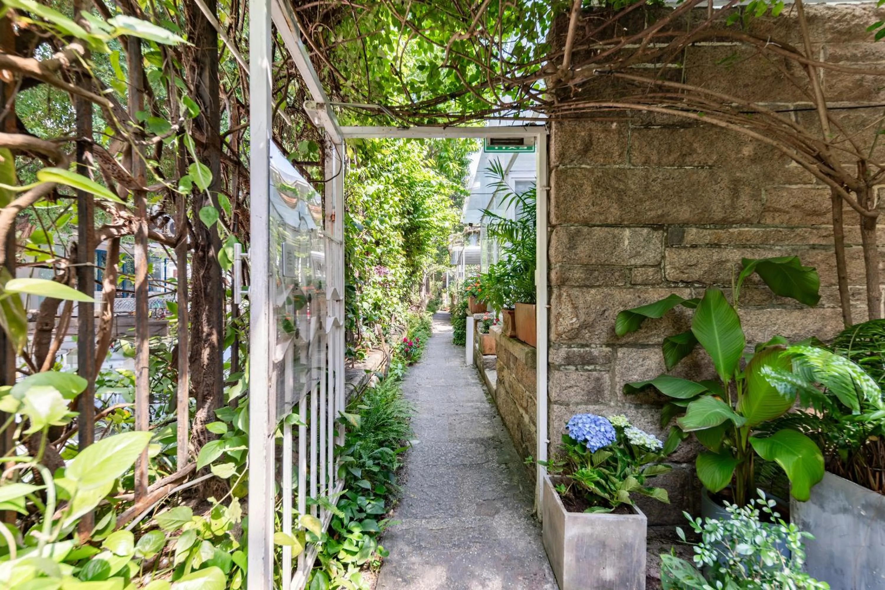 Facade/entrance in 6號花園別墅酒店 Shenzhen No'6 Garden Villa --French Window with garden view,Close to Sea World &Shekou Ferry Port &K11 Ecoast &Subway Nearby ,Offer Western food and coffee &English speaking with tour services