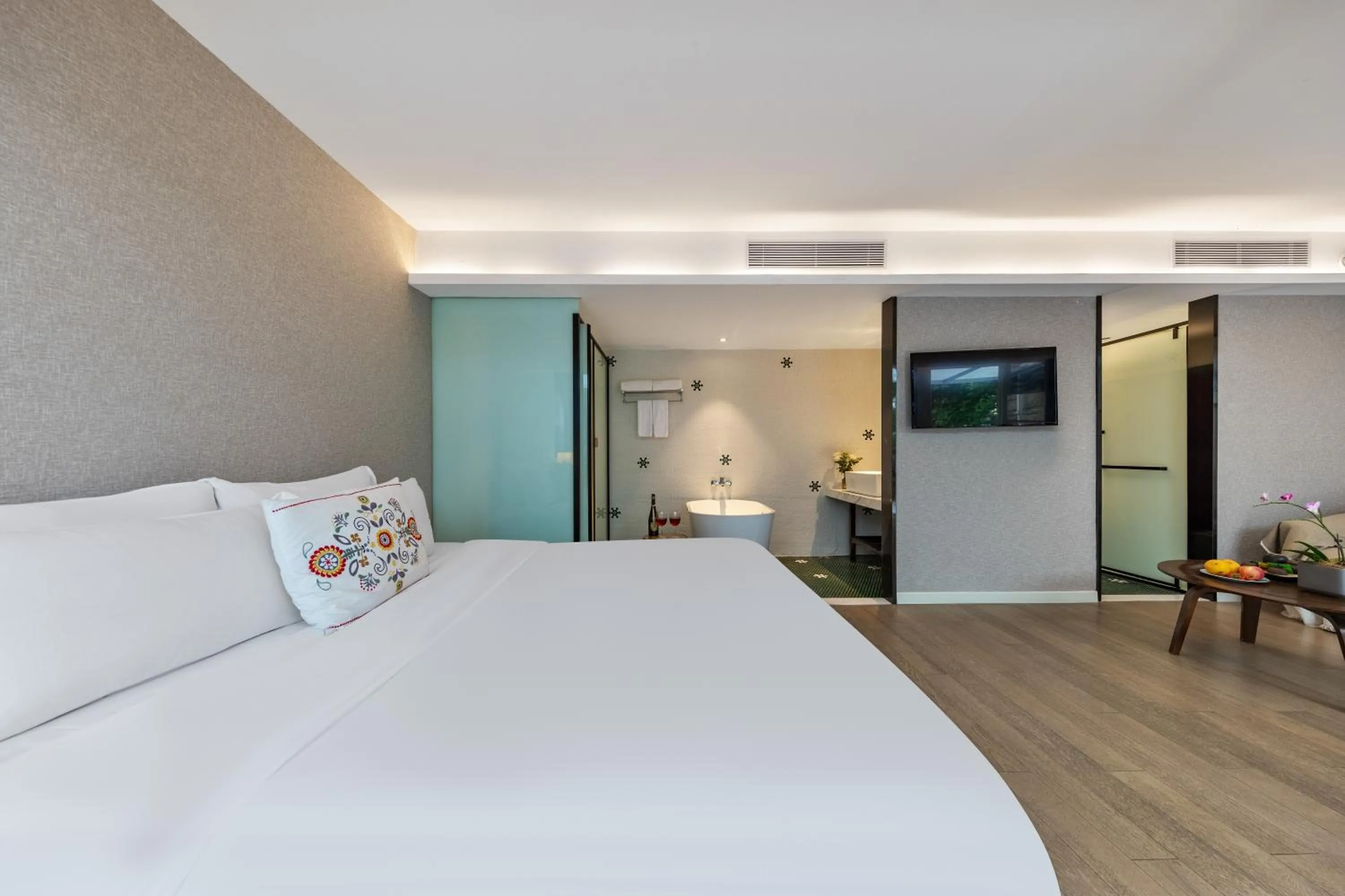 Photo of the whole room, Bed in 6號花園別墅酒店 Shenzhen No'6 Garden Villa --French Window with garden view,Close to Sea World &Shekou Ferry Port &K11 Ecoast &Subway Nearby ,Offer Western food and coffee &English speaking with tour services