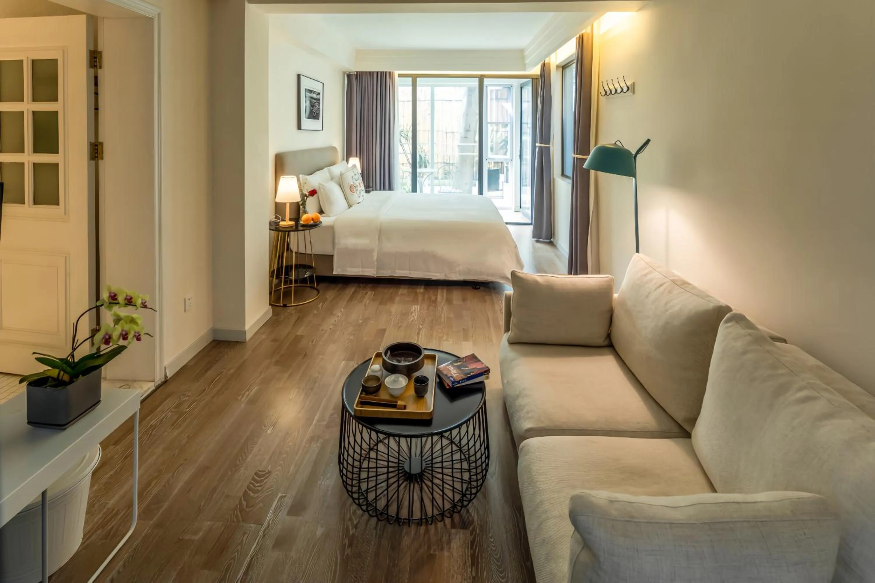 Photo of the whole room, Bed in 6號花園別墅酒店 Shenzhen No'6 Garden Villa --French Window with garden view,Close to Sea World &Shekou Ferry Port &K11 Ecoast &Subway Nearby ,Offer Western food and coffee &English speaking with tour services