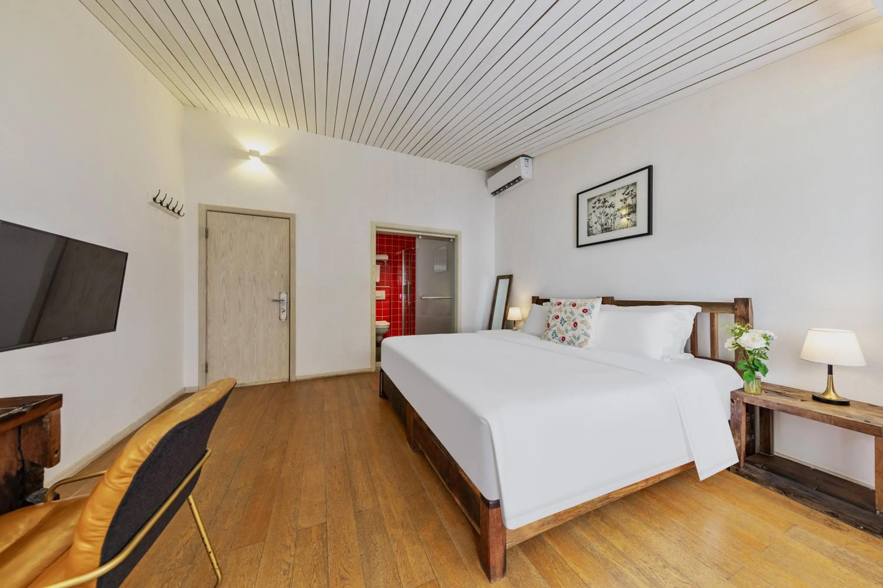 Photo of the whole room, Bed in 6號花園別墅酒店 Shenzhen No'6 Garden Villa --French Window with garden view,Close to Sea World &Shekou Ferry Port &K11 Ecoast &Subway Nearby ,Offer Western food and coffee &English speaking with tour services