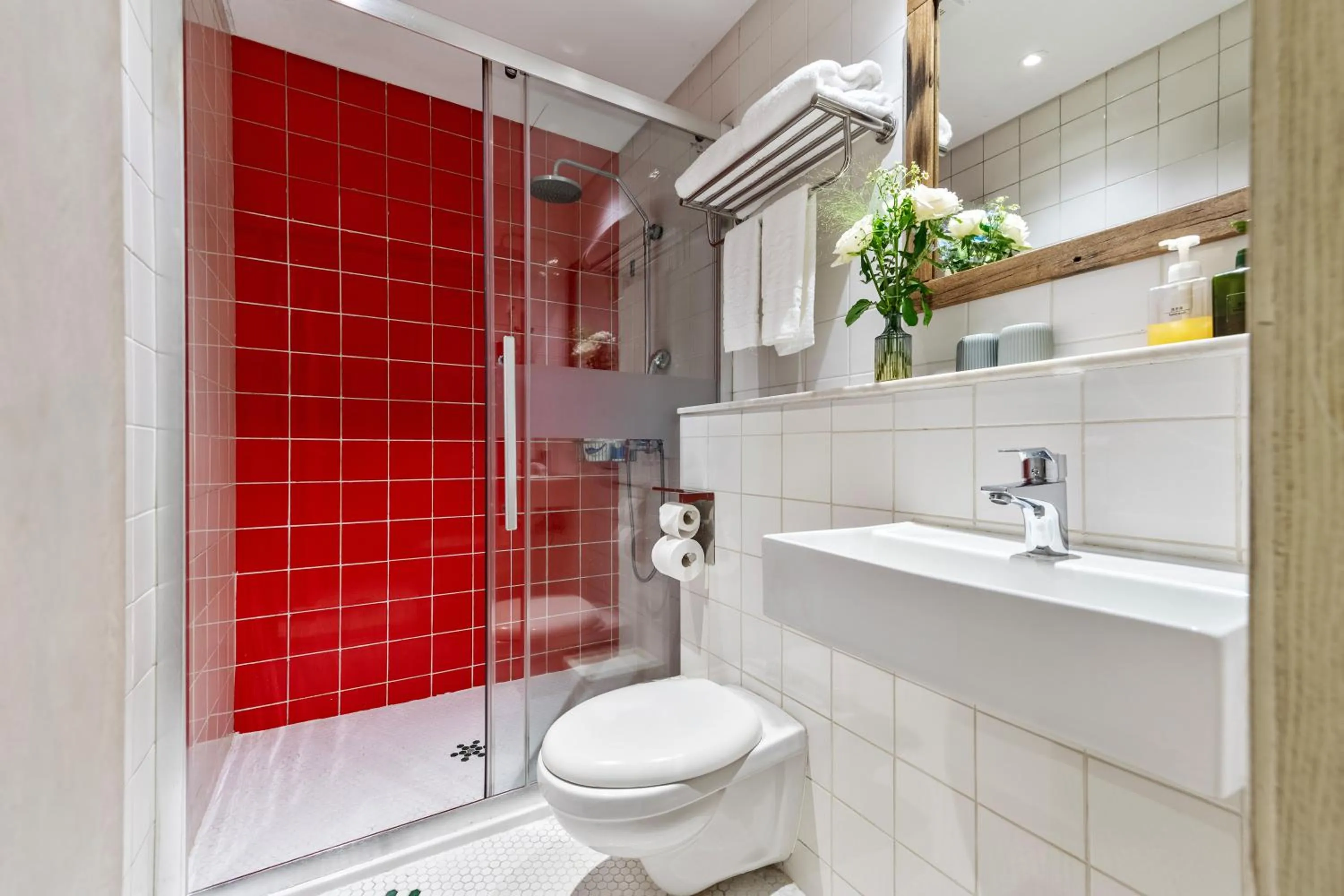 Bathroom in 6號花園別墅酒店 Shenzhen No'6 Garden Villa --French Window with garden view,Close to Sea World &Shekou Ferry Port &K11 Ecoast &Subway Nearby ,Offer Western food and coffee &English speaking with tour services