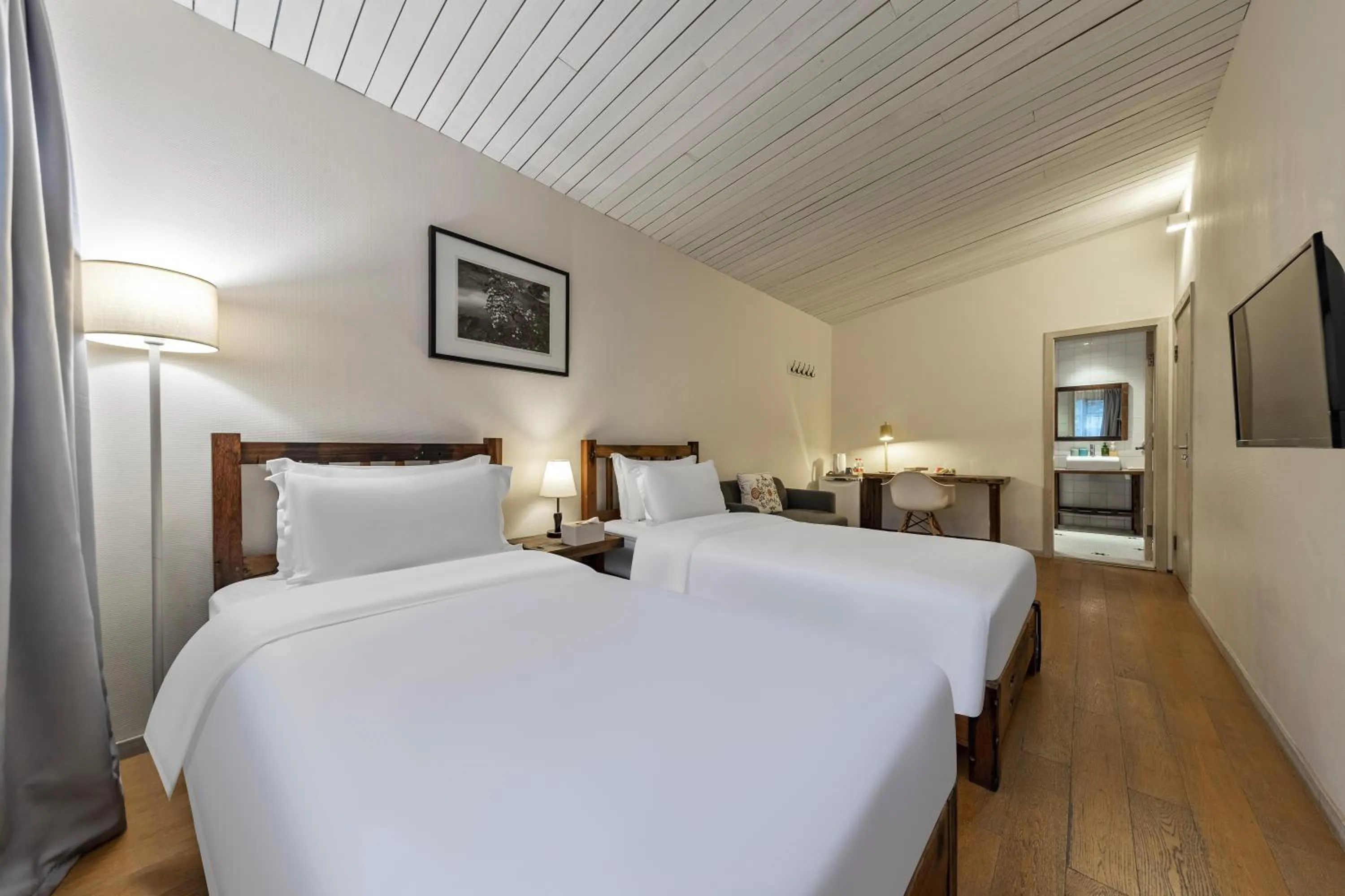 Photo of the whole room, Bed in 6號花園別墅酒店 Shenzhen No'6 Garden Villa --French Window with garden view,Close to Sea World &Shekou Ferry Port &K11 Ecoast &Subway Nearby ,Offer Western food and coffee &English speaking with tour services