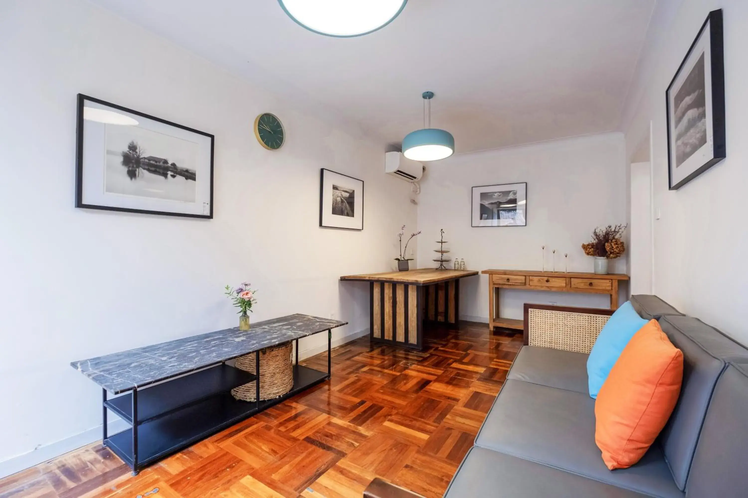 Living room in 6號花園別墅酒店 Shenzhen No'6 Garden Villa --French Window with garden view,Close to Sea World &Shekou Ferry Port &K11 Ecoast &Subway Nearby ,Offer Western food and coffee &English speaking with tour services Living room in 6號花園別墅酒店 Shenzhen No'6 Garden Villa --French Window with garden view,Close to Sea World &Shekou Ferry Port &K11 Ecoast &Subway Nearby ,Offer Western food and coffee &English speaking with tour services