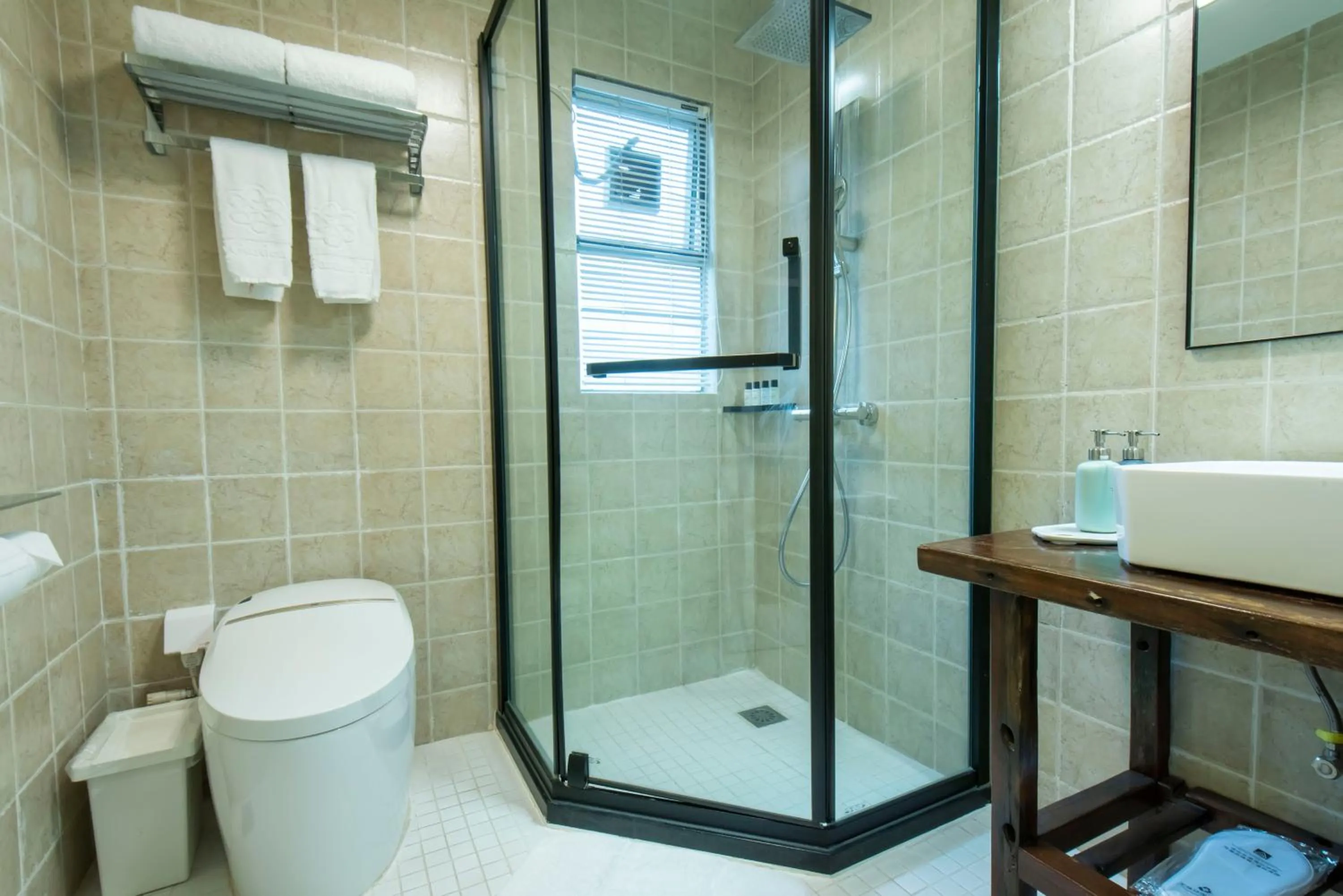 Toilet in 6號花園別墅酒店 Shenzhen No'6 Garden Villa --French Window with garden view,Close to Sea World &Shekou Ferry Port &K11 Ecoast &Subway Nearby ,Offer Western food and coffee &English speaking with tour services