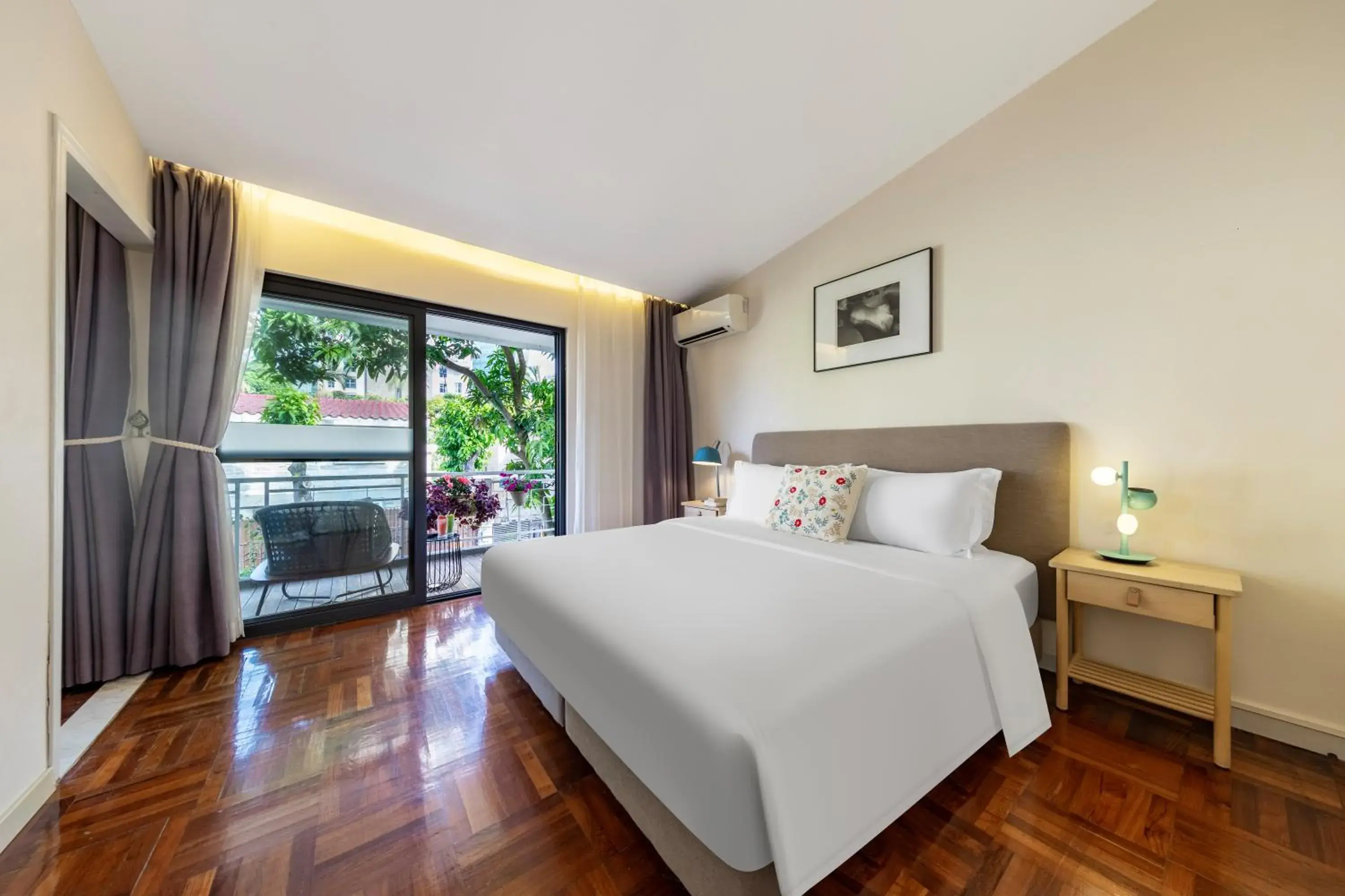 Bedroom, Bed in 6號花園別墅酒店 Shenzhen No'6 Garden Villa --French Window with garden view,Close to Sea World &Shekou Ferry Port &K11 Ecoast &Subway Nearby ,Offer Western food and coffee &English speaking with tour services Bedroom, Bed in 6號花園別墅酒店 Shenzhen No'6 Garden Villa --French Window with garden view,Close to Sea World &Shekou Ferry Port &K11 Ecoast &Subway Nearby ,Offer Western food and coffee &English speaking with tour services