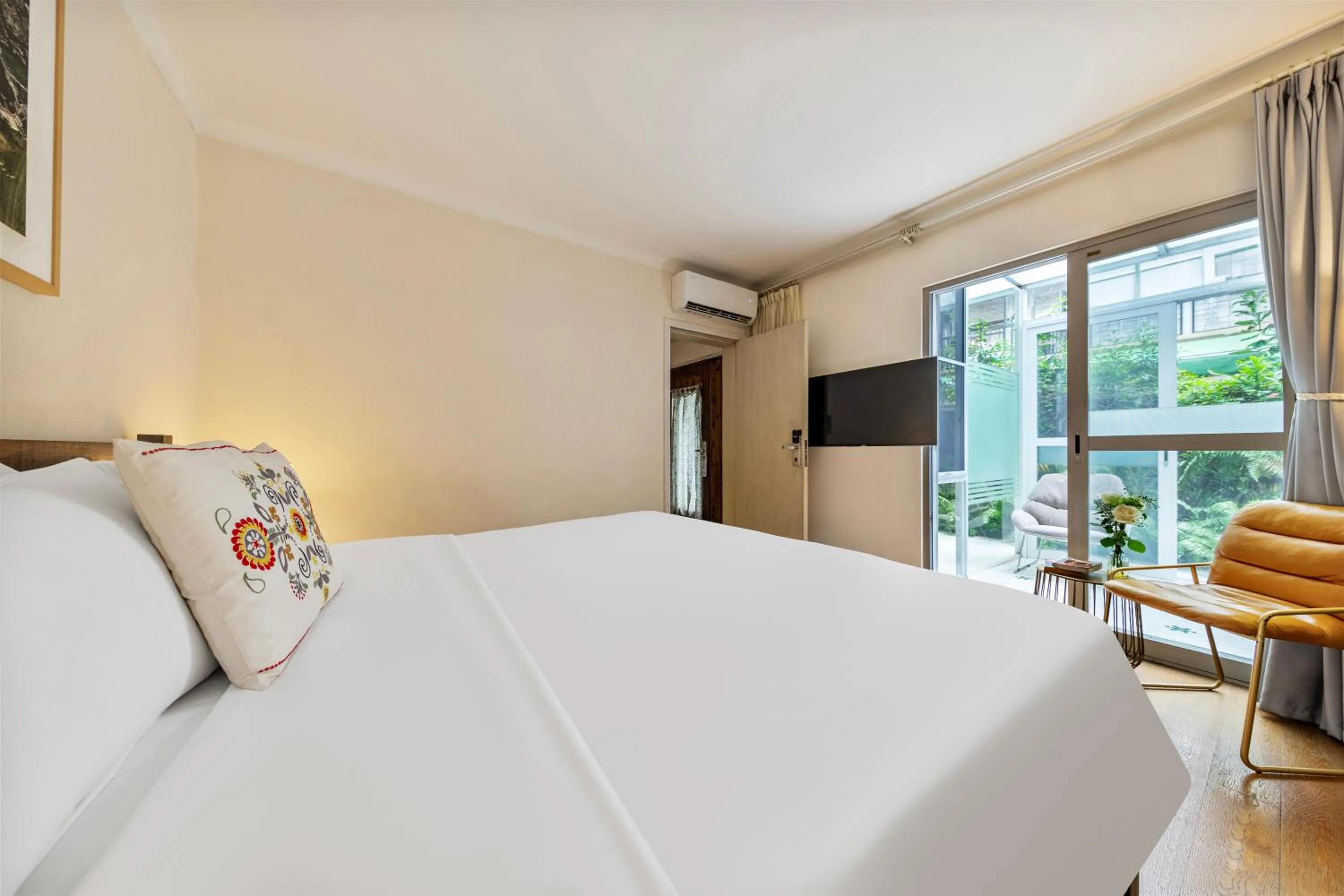 Photo of the whole room, Bed in 6號花園別墅酒店 Shenzhen No'6 Garden Villa --French Window with garden view,Close to Sea World &Shekou Ferry Port &K11 Ecoast &Subway Nearby ,Offer Western food and coffee &English speaking with tour services