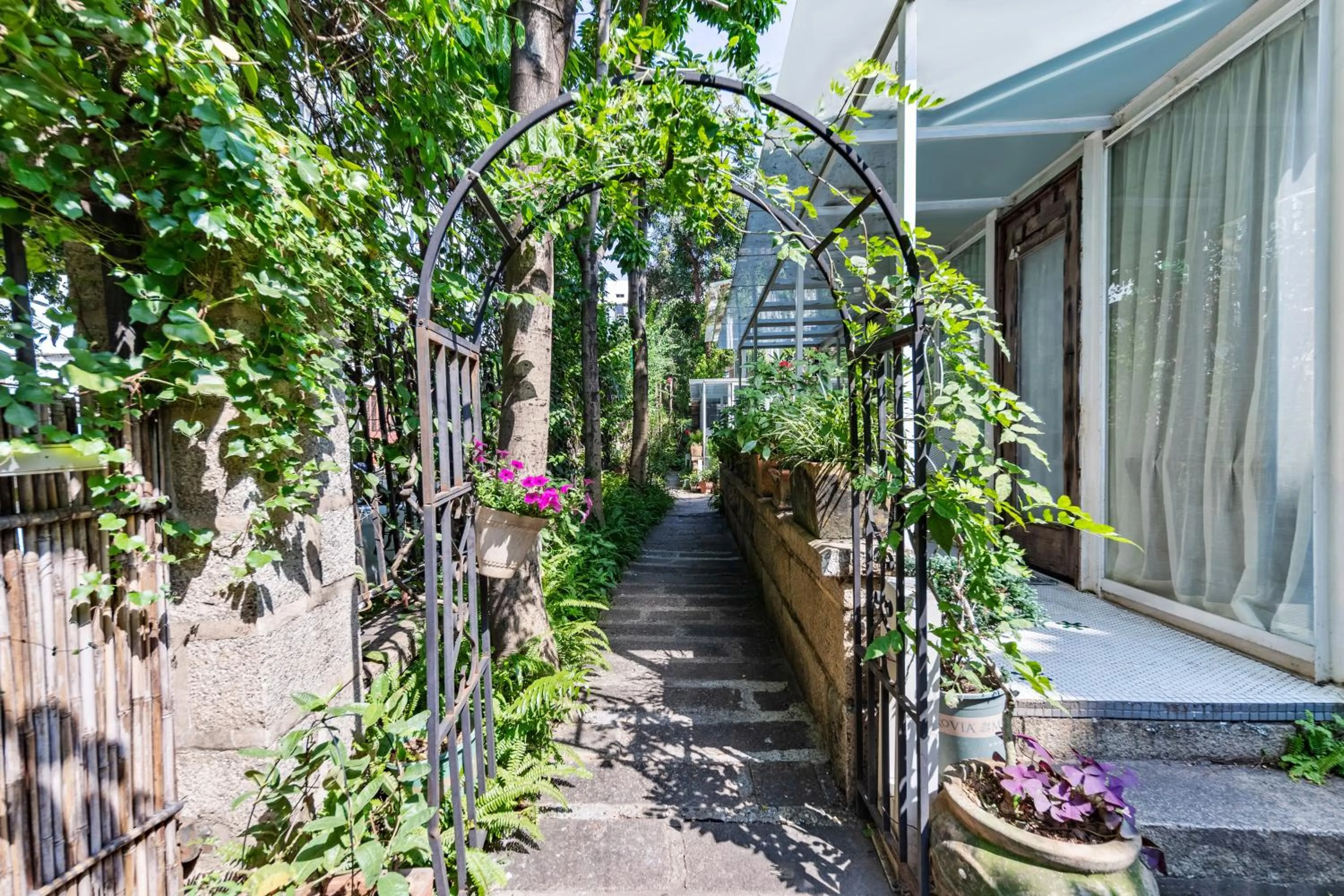 Day in 6號花園別墅酒店 Shenzhen No'6 Garden Villa --French Window with garden view,Close to Sea World &Shekou Ferry Port &K11 Ecoast &Subway Nearby ,Offer Western food and coffee &English speaking with tour services