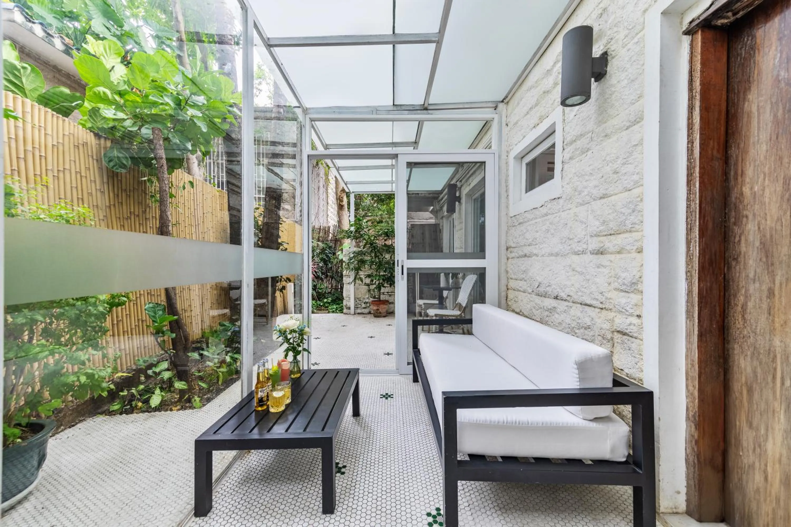 Balcony/Terrace in 6號花園別墅酒店 Shenzhen No'6 Garden Villa --French Window with garden view,Close to Sea World &Shekou Ferry Port &K11 Ecoast &Subway Nearby ,Offer Western food and coffee &English speaking with tour services