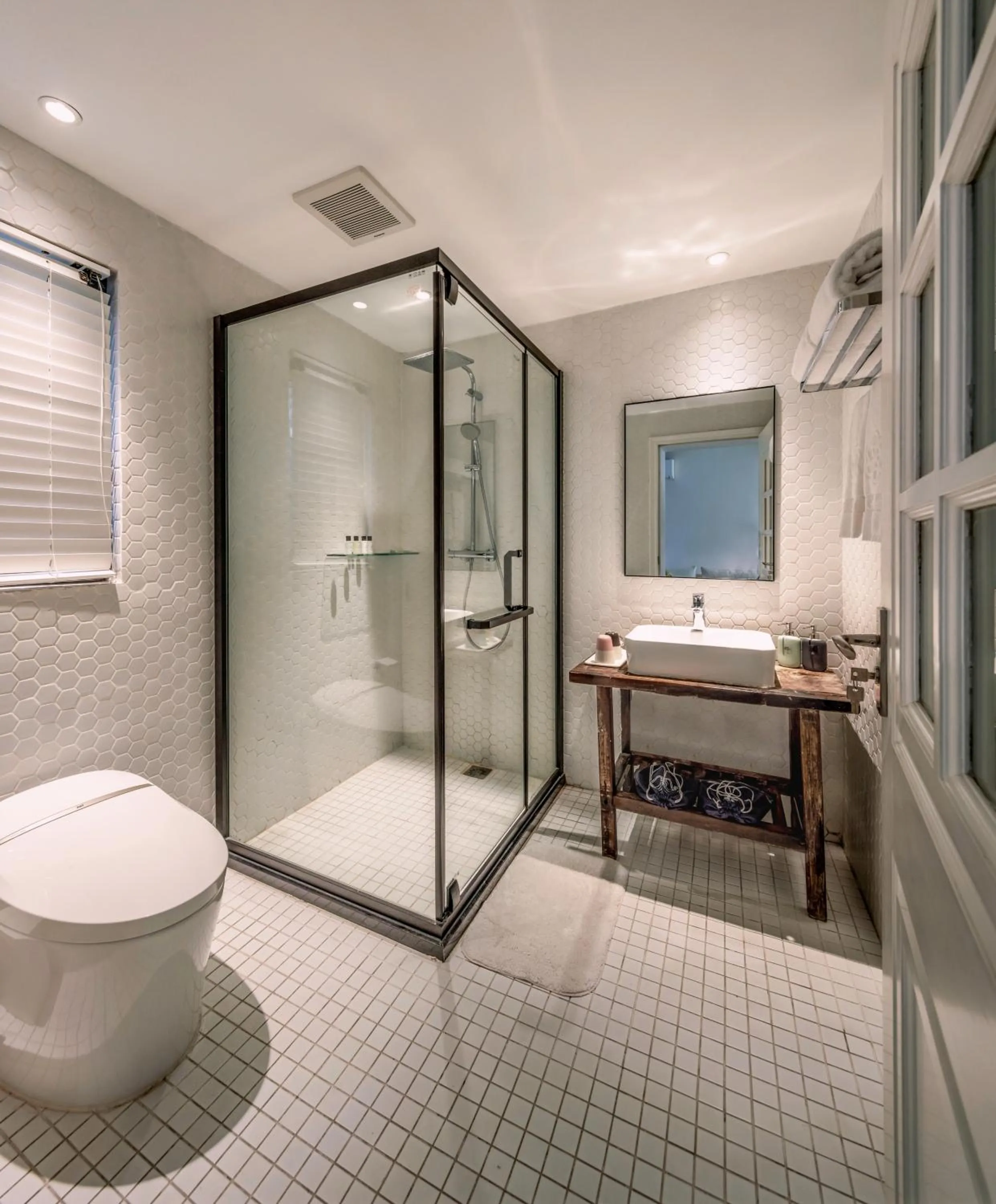 Shower in 6號花園別墅酒店 Shenzhen No'6 Garden Villa --French Window with garden view,Close to Sea World &Shekou Ferry Port &K11 Ecoast &Subway Nearby ,Offer Western food and coffee &English speaking with tour services