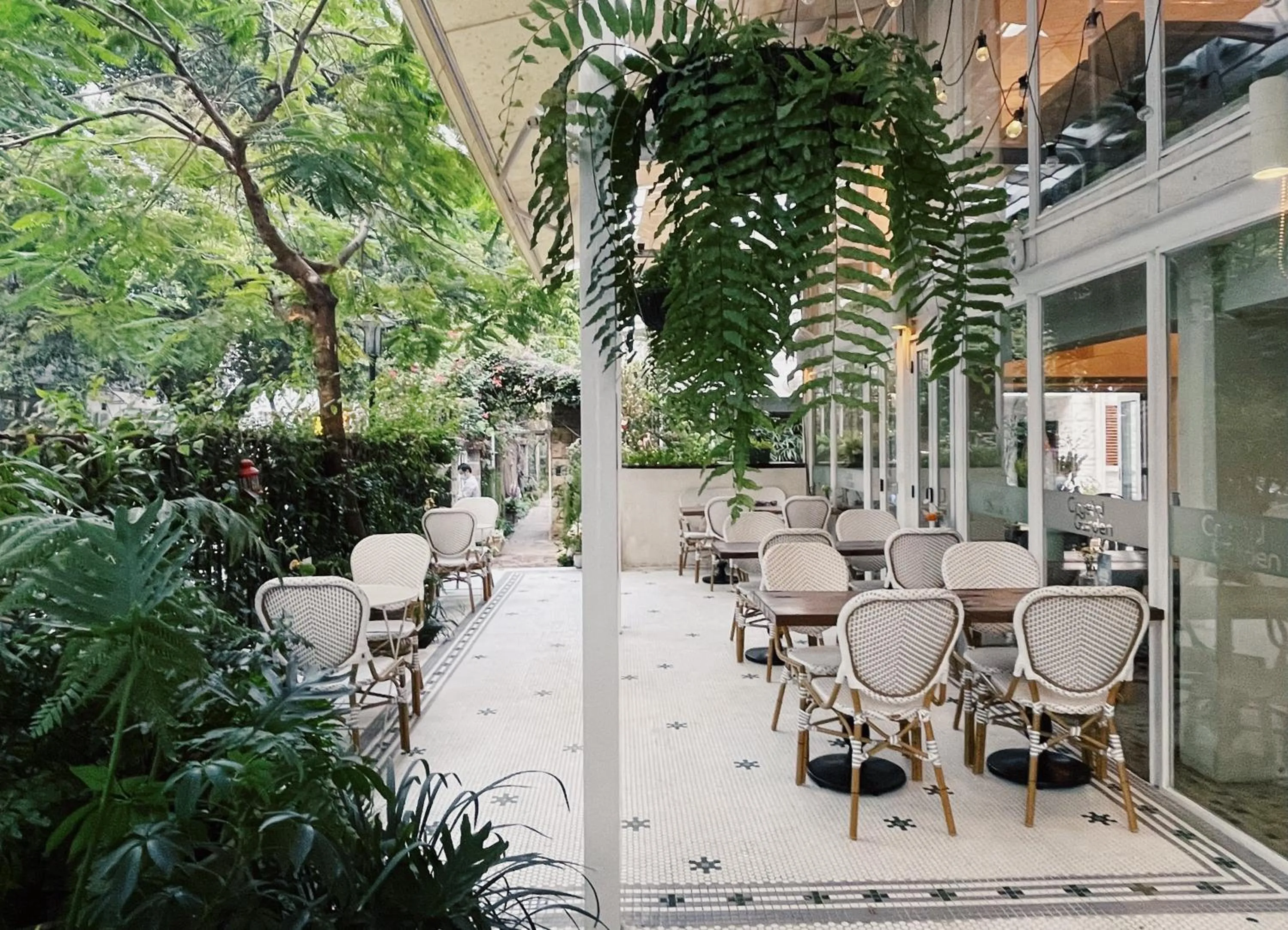 Restaurant/places to eat in 6號花園別墅酒店 Shenzhen No'6 Garden Villa --French Window with garden view,Close to Sea World &Shekou Ferry Port &K11 Ecoast &Subway Nearby ,Offer Western food and coffee &English speaking with tour services