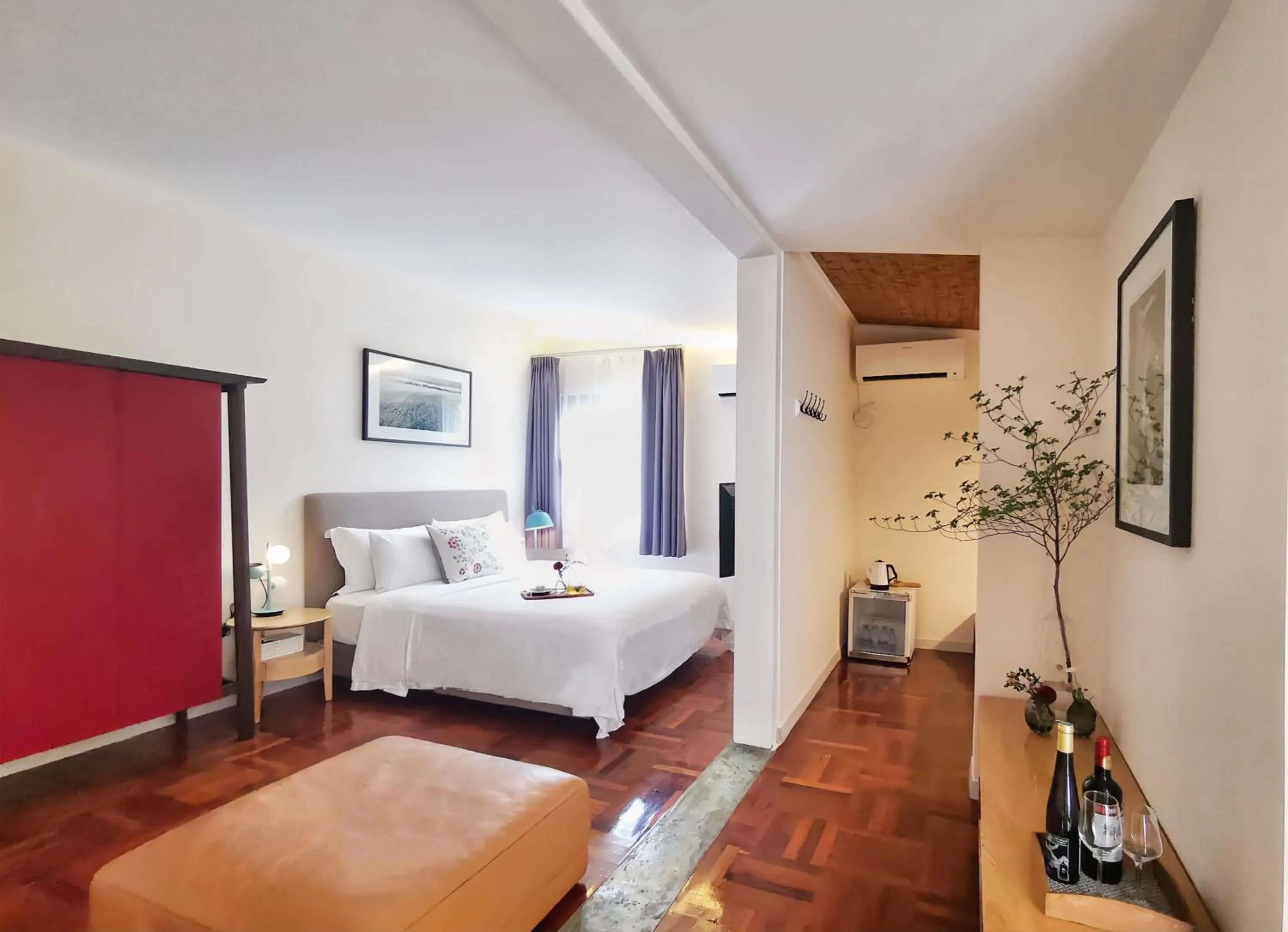 Bed in 6號花園別墅酒店 Shenzhen No'6 Garden Villa --French Window with garden view,Close to Sea World &Shekou Ferry Port &K11 Ecoast &Subway Nearby ,Offer Western food and coffee &English speaking with tour services