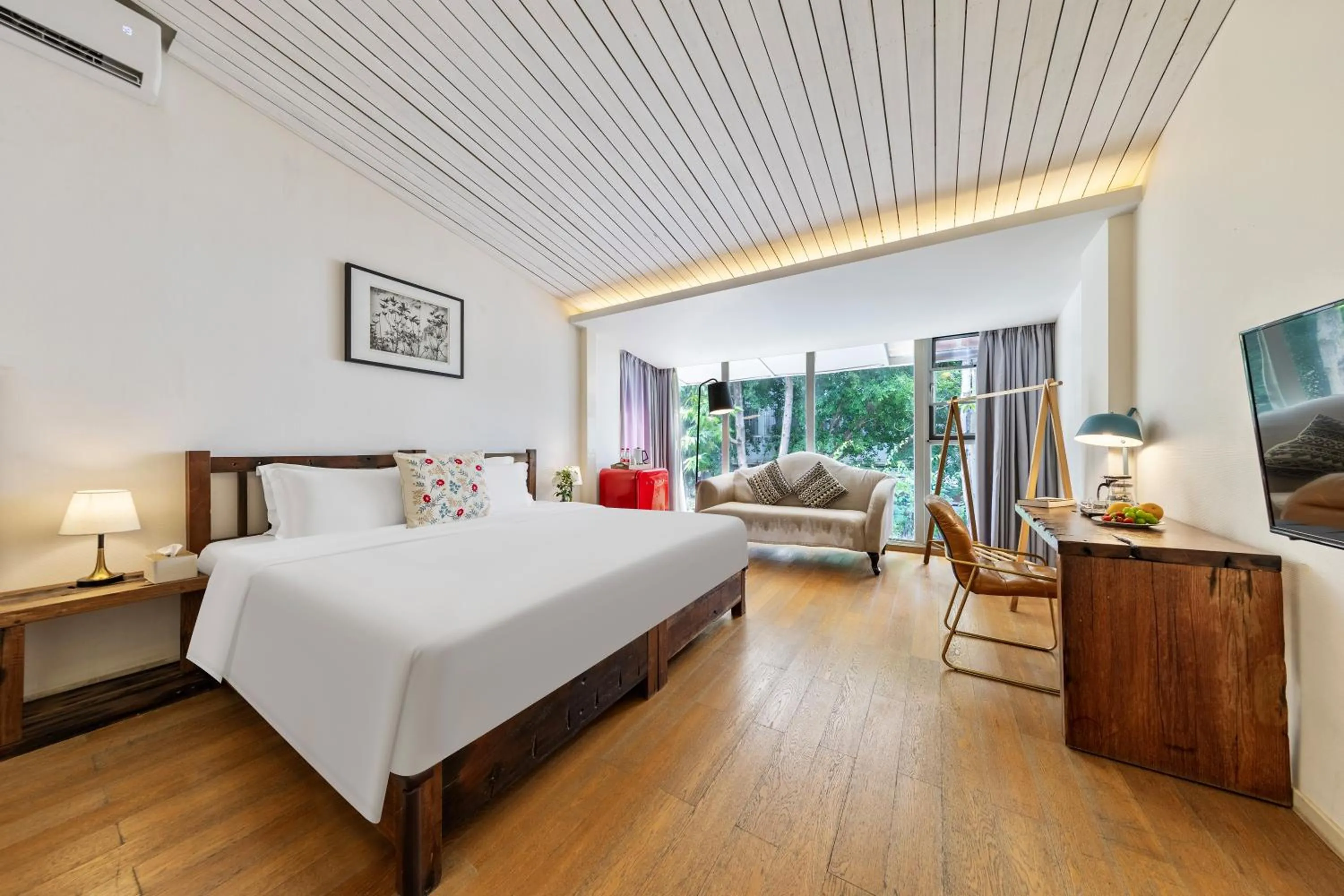Photo of the whole room, Bed in 6號花園別墅酒店 Shenzhen No'6 Garden Villa --French Window with garden view,Close to Sea World &Shekou Ferry Port &K11 Ecoast &Subway Nearby ,Offer Western food and coffee &English speaking with tour services