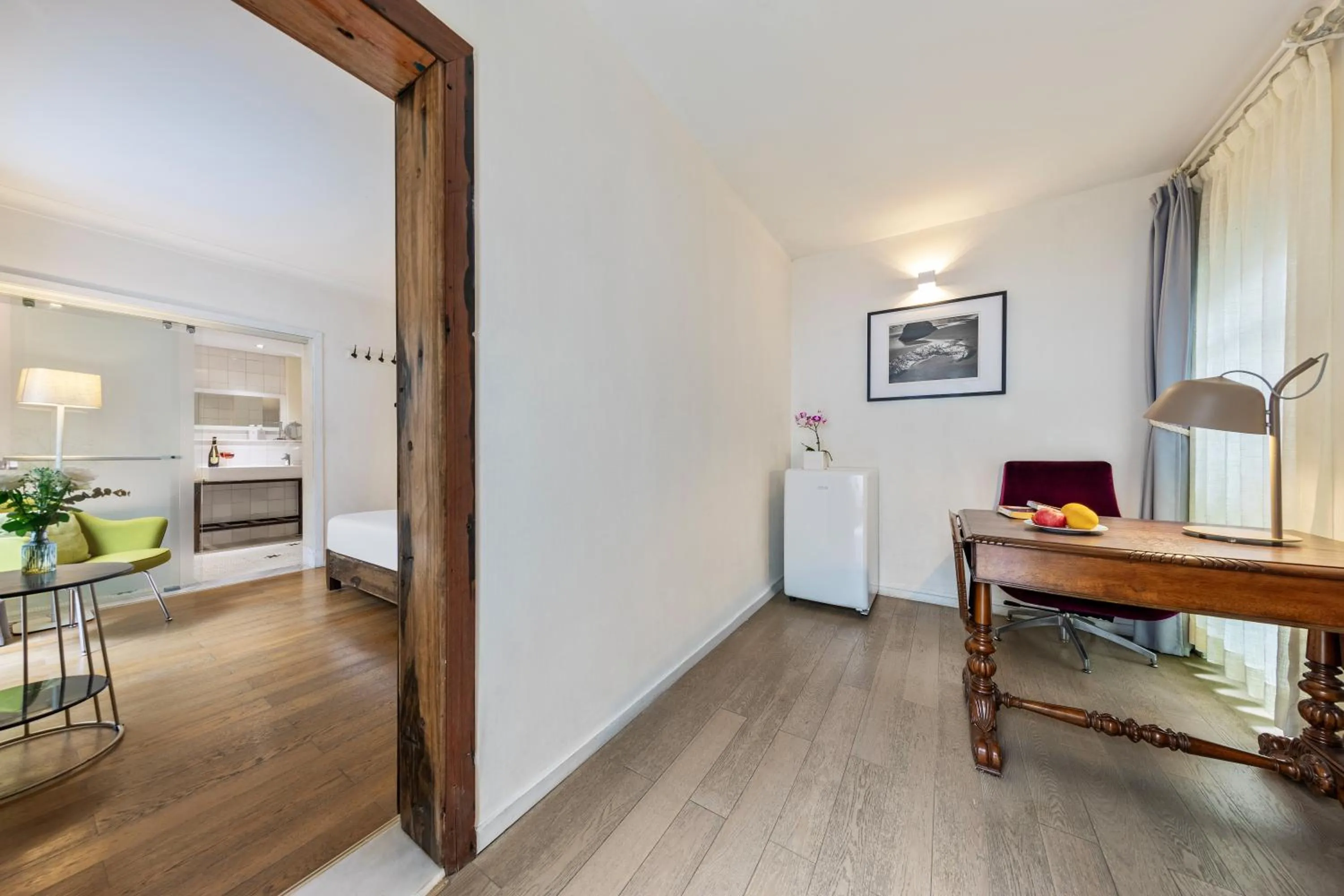 Photo of the whole room in 6號花園別墅酒店 Shenzhen No'6 Garden Villa --French Window with garden view,Close to Sea World &Shekou Ferry Port &K11 Ecoast &Subway Nearby ,Offer Western food and coffee &English speaking with tour services