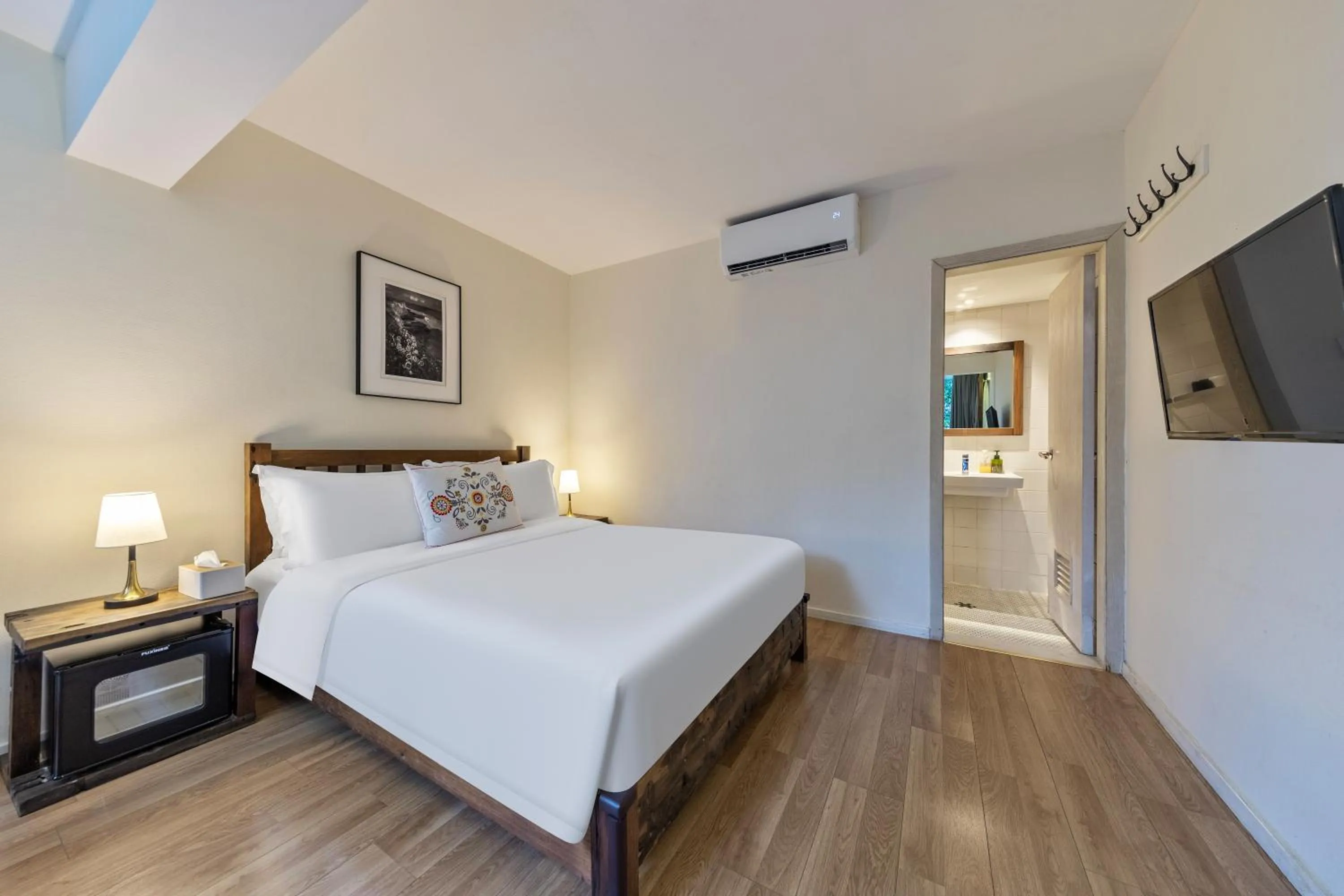 Photo of the whole room, Bed in 6號花園別墅酒店 Shenzhen No'6 Garden Villa --French Window with garden view,Close to Sea World &Shekou Ferry Port &K11 Ecoast &Subway Nearby ,Offer Western food and coffee &English speaking with tour services