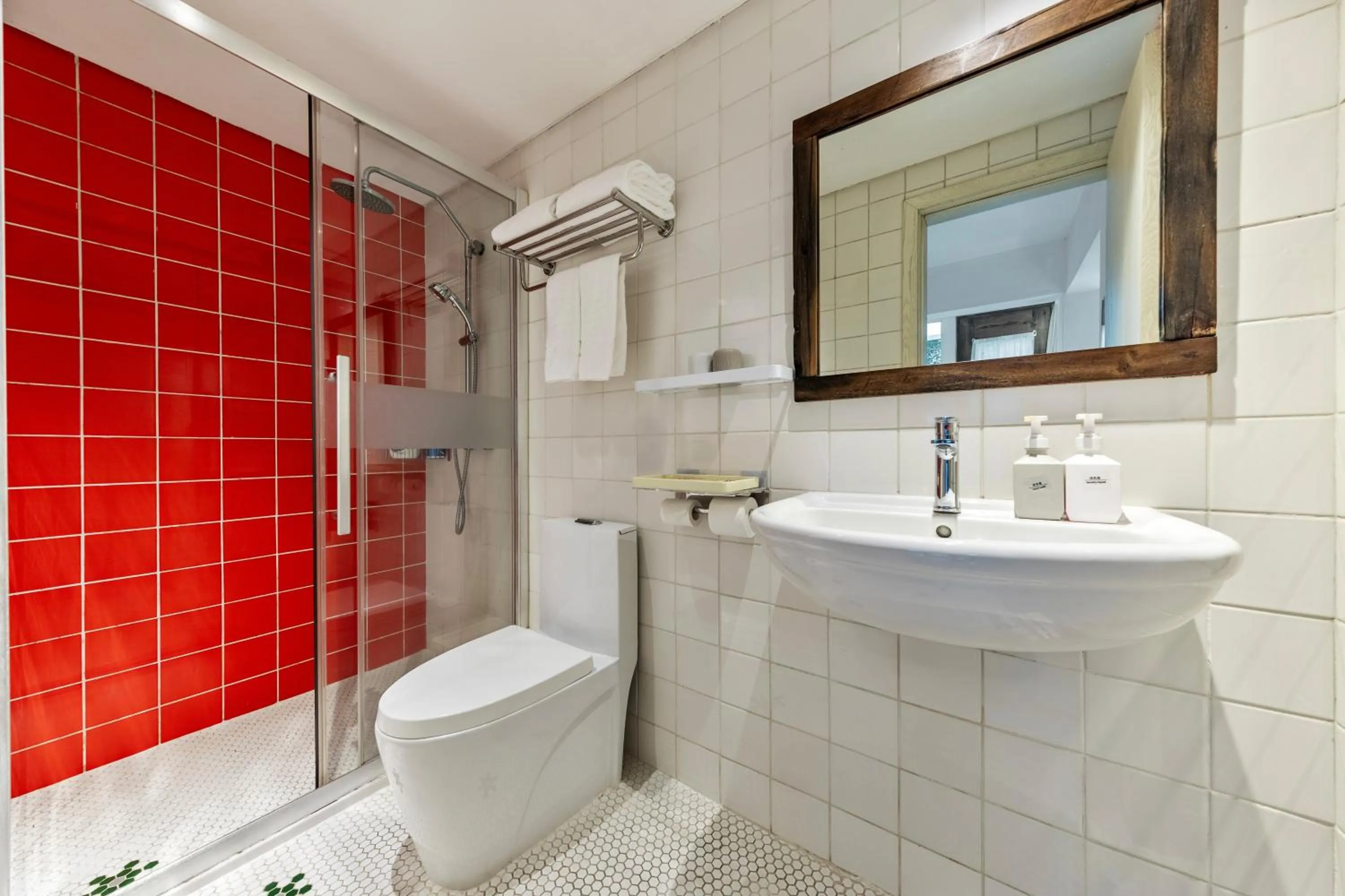 Bathroom in 6號花園別墅酒店 Shenzhen No'6 Garden Villa --French Window with garden view,Close to Sea World &Shekou Ferry Port &K11 Ecoast &Subway Nearby ,Offer Western food and coffee &English speaking with tour services