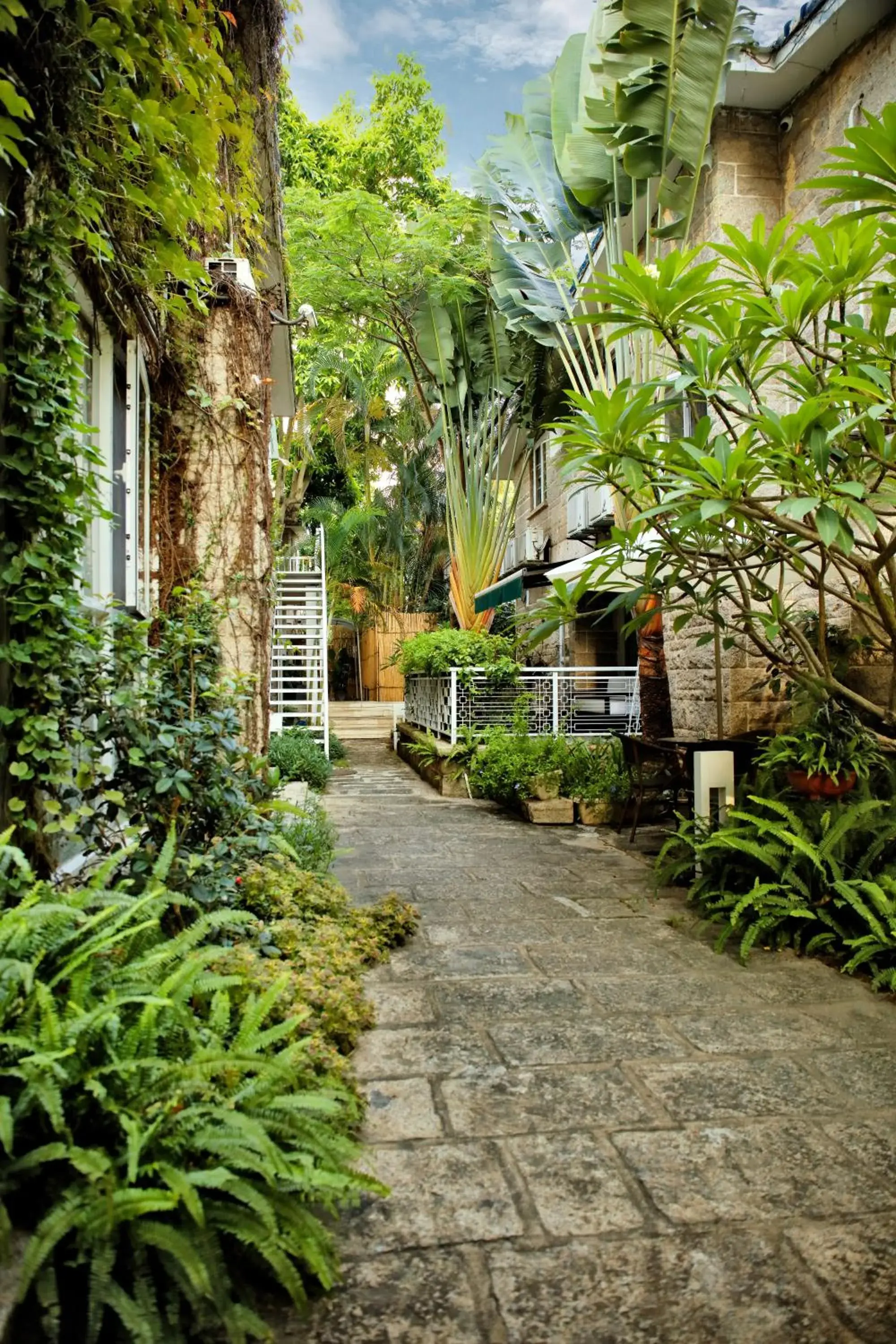 Property building in 6號花園別墅酒店 Shenzhen No'6 Garden Villa --French Window with garden view,Close to Sea World &Shekou Ferry Port &K11 Ecoast &Subway Nearby ,Offer Western food and coffee &English speaking with tour services Property building in 6號花園別墅酒店 Shenzhen No'6 Garden Villa --French Window with garden view,Close to Sea World &Shekou Ferry Port &K11 Ecoast &Subway Nearby ,Offer Western food and coffee &English speaking with tour services