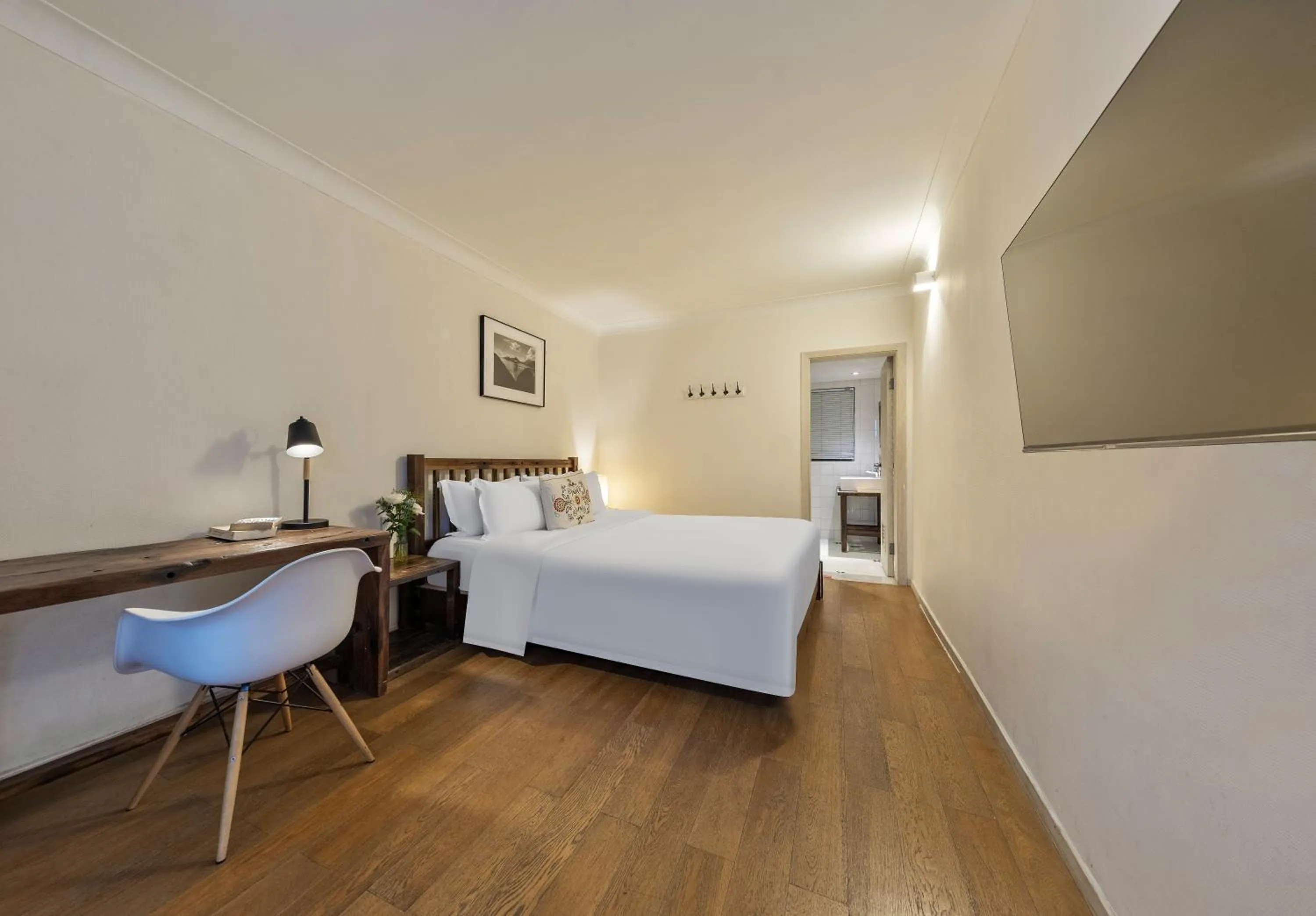 Photo of the whole room, Bed in 6號花園別墅酒店 Shenzhen No'6 Garden Villa --French Window with garden view,Close to Sea World &Shekou Ferry Port &K11 Ecoast &Subway Nearby ,Offer Western food and coffee &English speaking with tour services