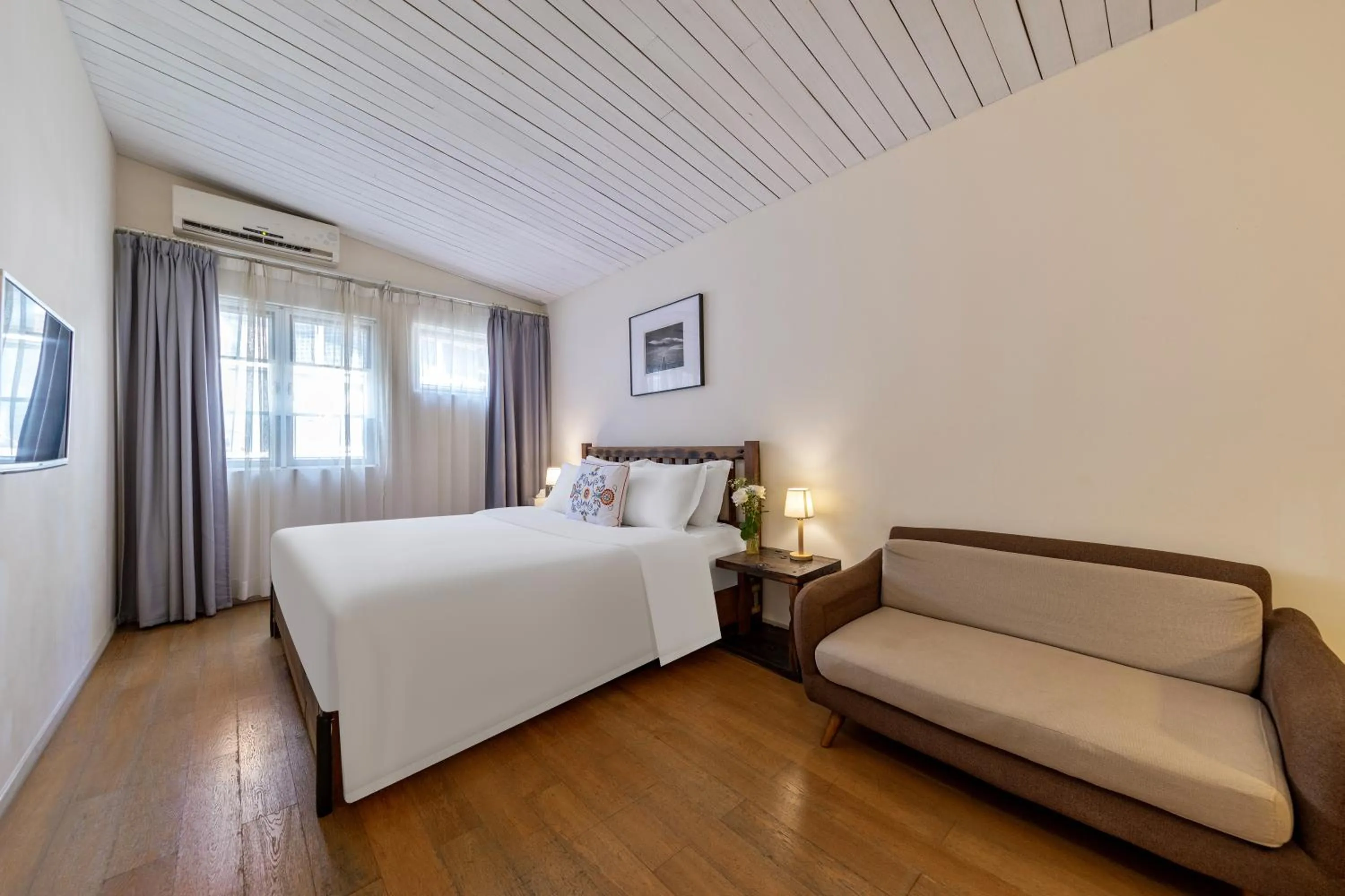 Photo of the whole room, Bed in 6號花園別墅酒店 Shenzhen No'6 Garden Villa --French Window with garden view,Close to Sea World &Shekou Ferry Port &K11 Ecoast &Subway Nearby ,Offer Western food and coffee &English speaking with tour services