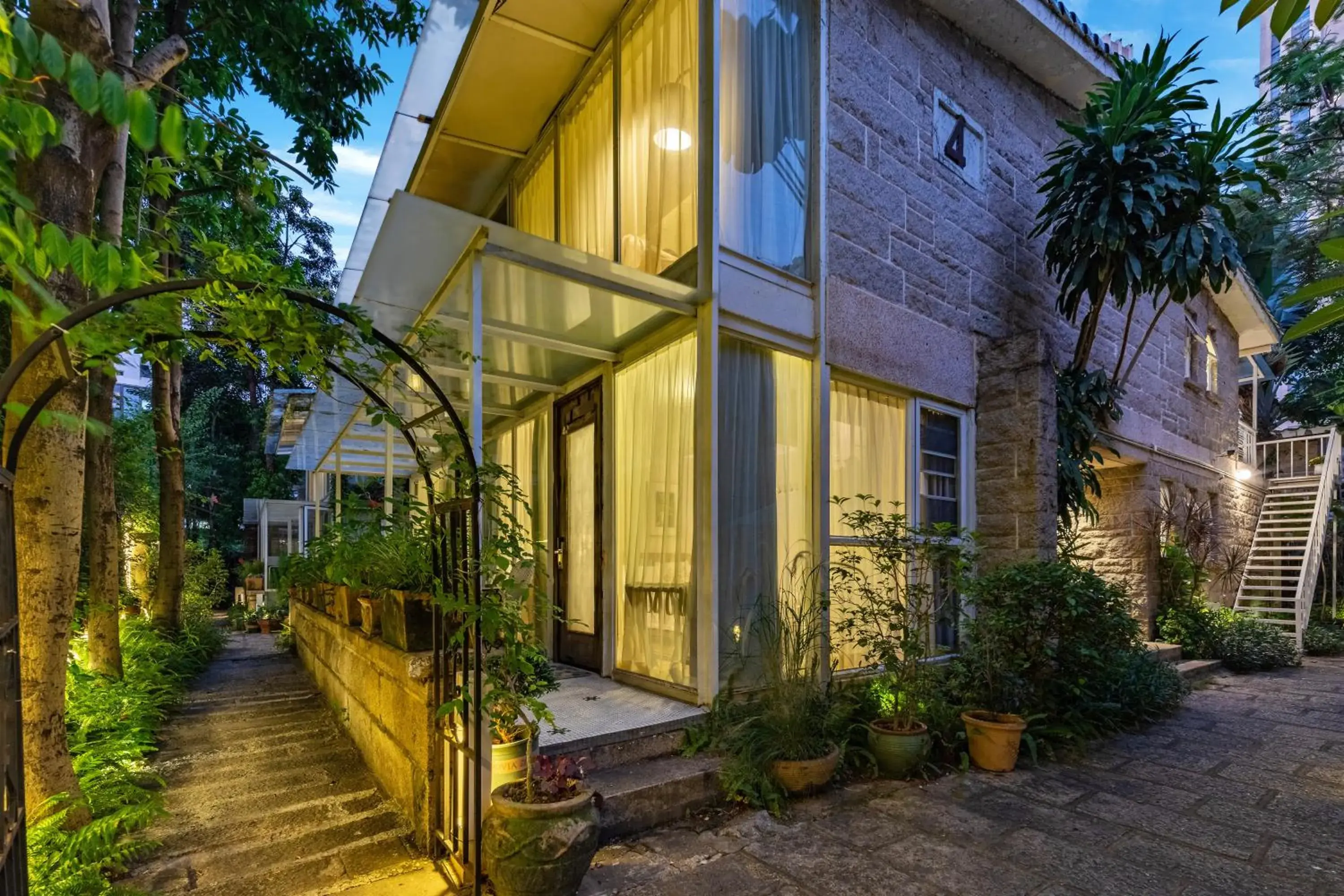 Property building in 6號花園別墅酒店 Shenzhen No'6 Garden Villa --French Window with garden view,Close to Sea World &Shekou Ferry Port &K11 Ecoast &Subway Nearby ,Offer Western food and coffee &English speaking with tour services Property building in 6號花園別墅酒店 Shenzhen No'6 Garden Villa --French Window with garden view,Close to Sea World &Shekou Ferry Port &K11 Ecoast &Subway Nearby ,Offer Western food and coffee &English speaking with tour services