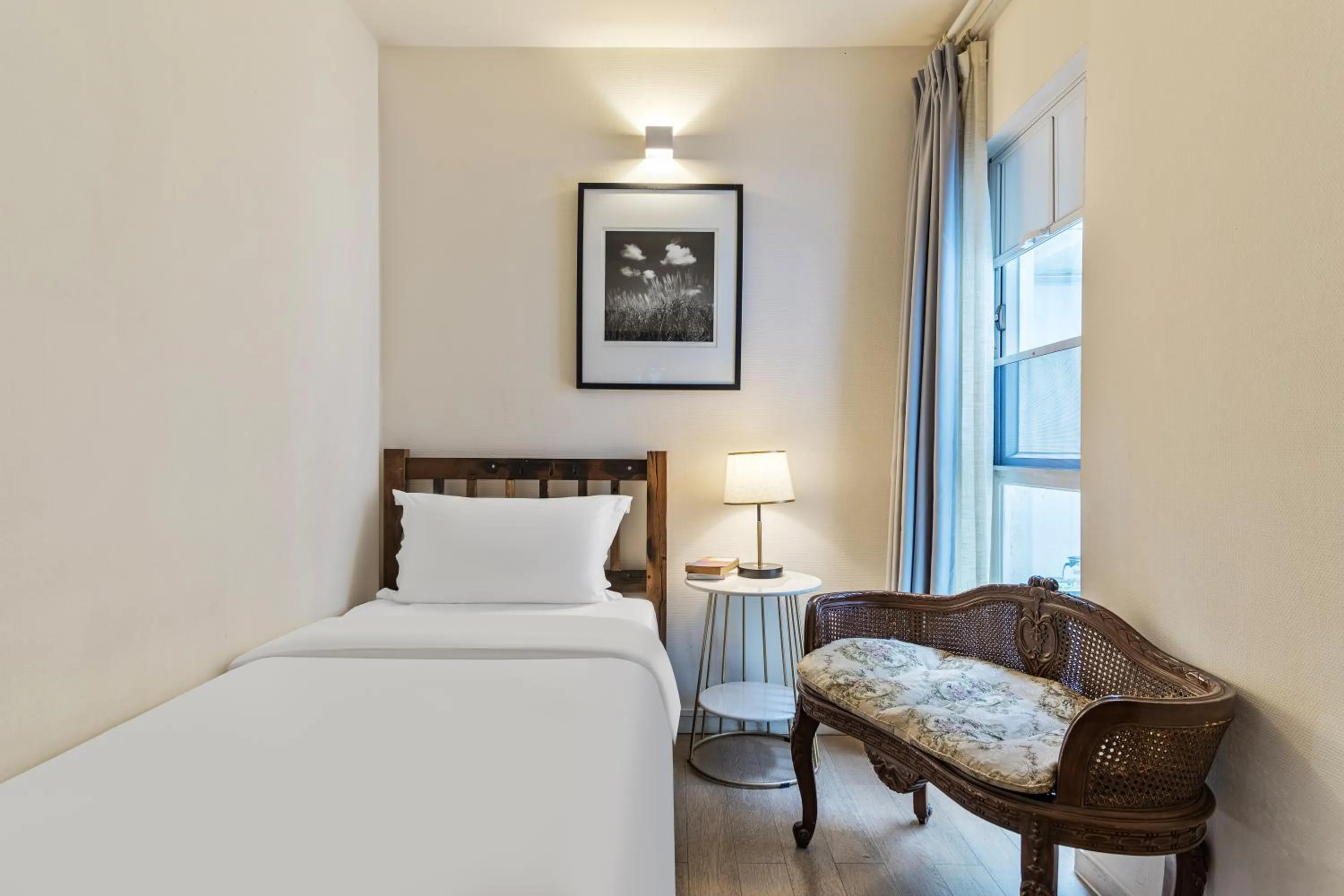Bedroom, Bed in 6號花園別墅酒店 Shenzhen No'6 Garden Villa --French Window with garden view,Close to Sea World &Shekou Ferry Port &K11 Ecoast &Subway Nearby ,Offer Western food and coffee &English speaking with tour services