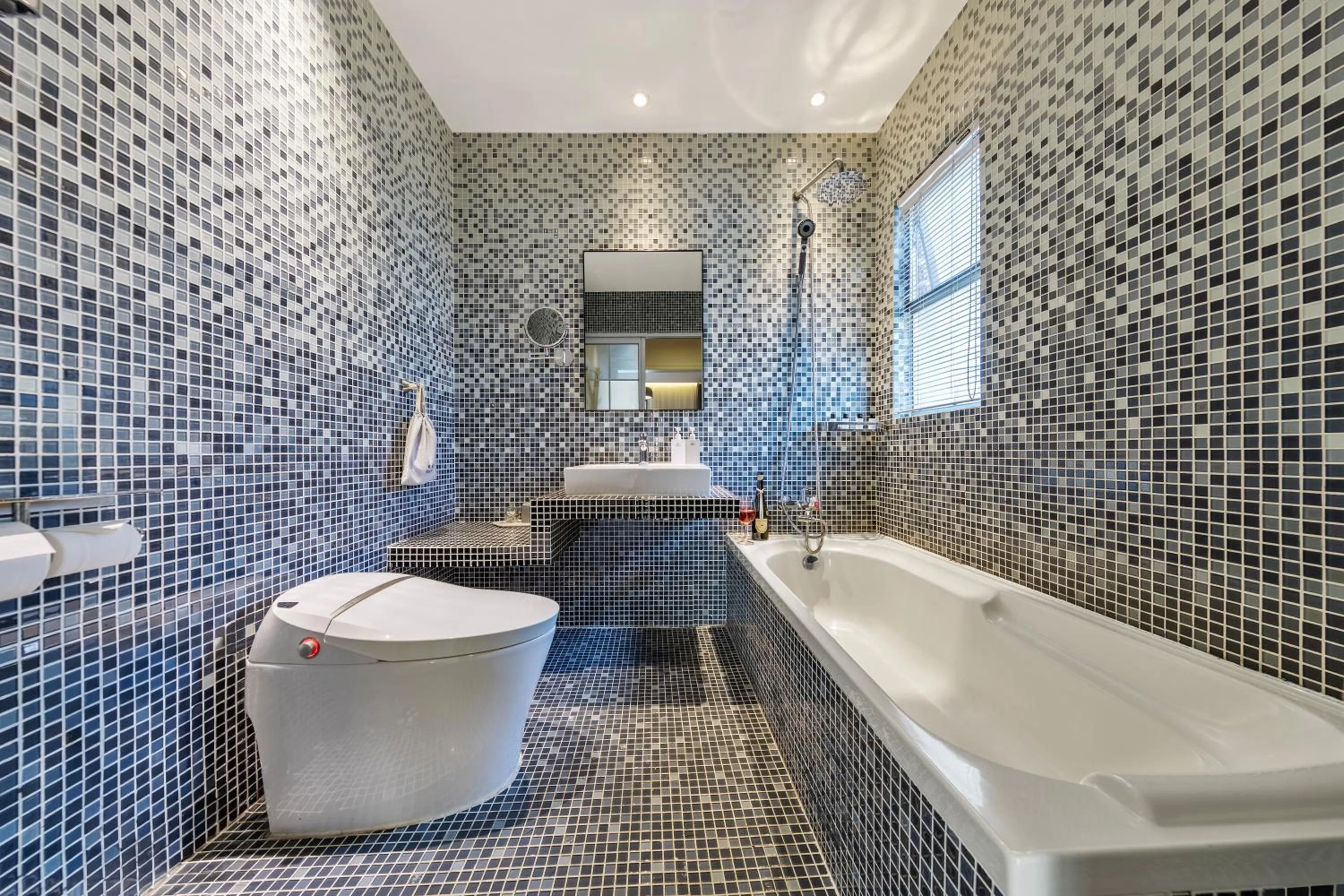 Bathroom in 6號花園別墅酒店 Shenzhen No'6 Garden Villa --French Window with garden view,Close to Sea World &Shekou Ferry Port &K11 Ecoast &Subway Nearby ,Offer Western food and coffee &English speaking with tour services
